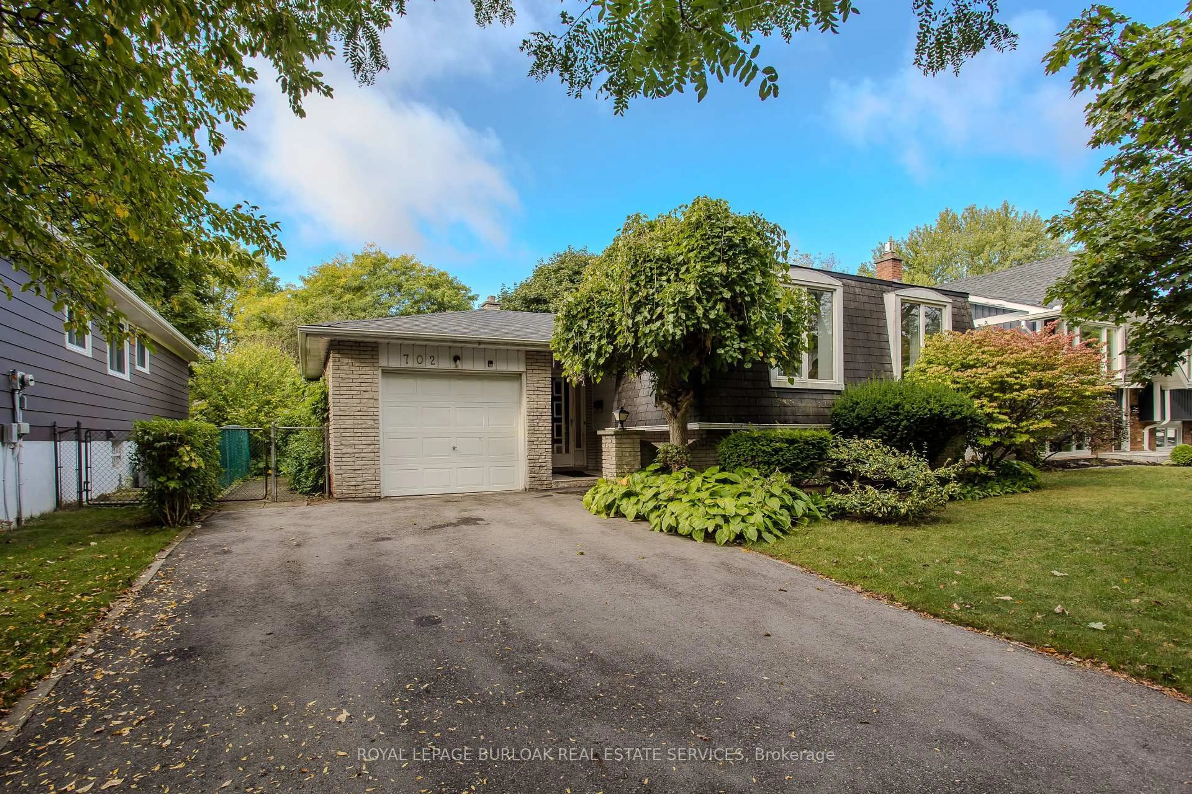 A pic from outside/outdoor area/front of a property/back of a property/a pic from drone, street for 702 Francis Rd, Burlington Ontario L7T 3X7
