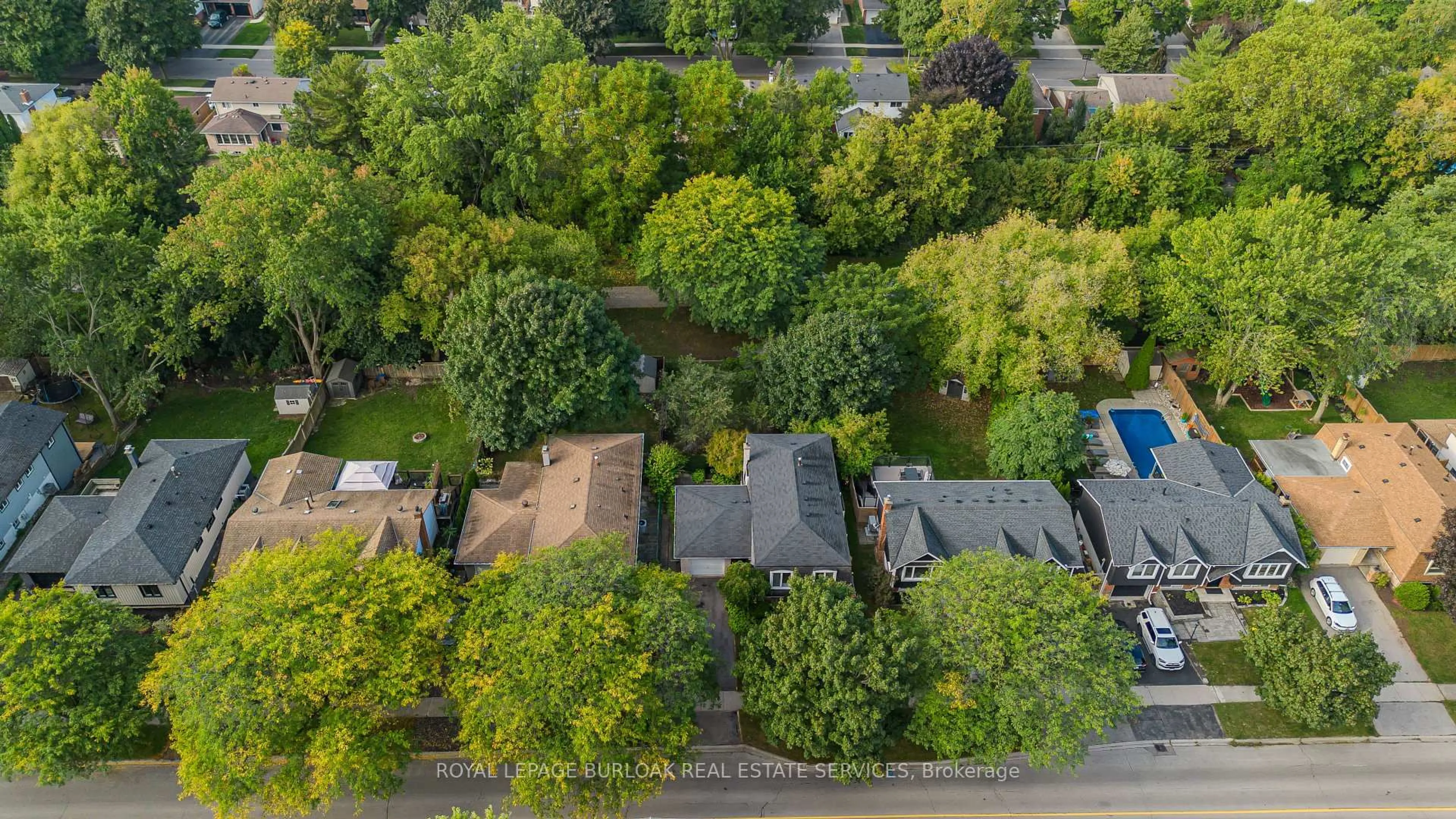 A pic from outside/outdoor area/front of a property/back of a property/a pic from drone, street for 702 Francis Rd, Burlington Ontario L7T 3X7
