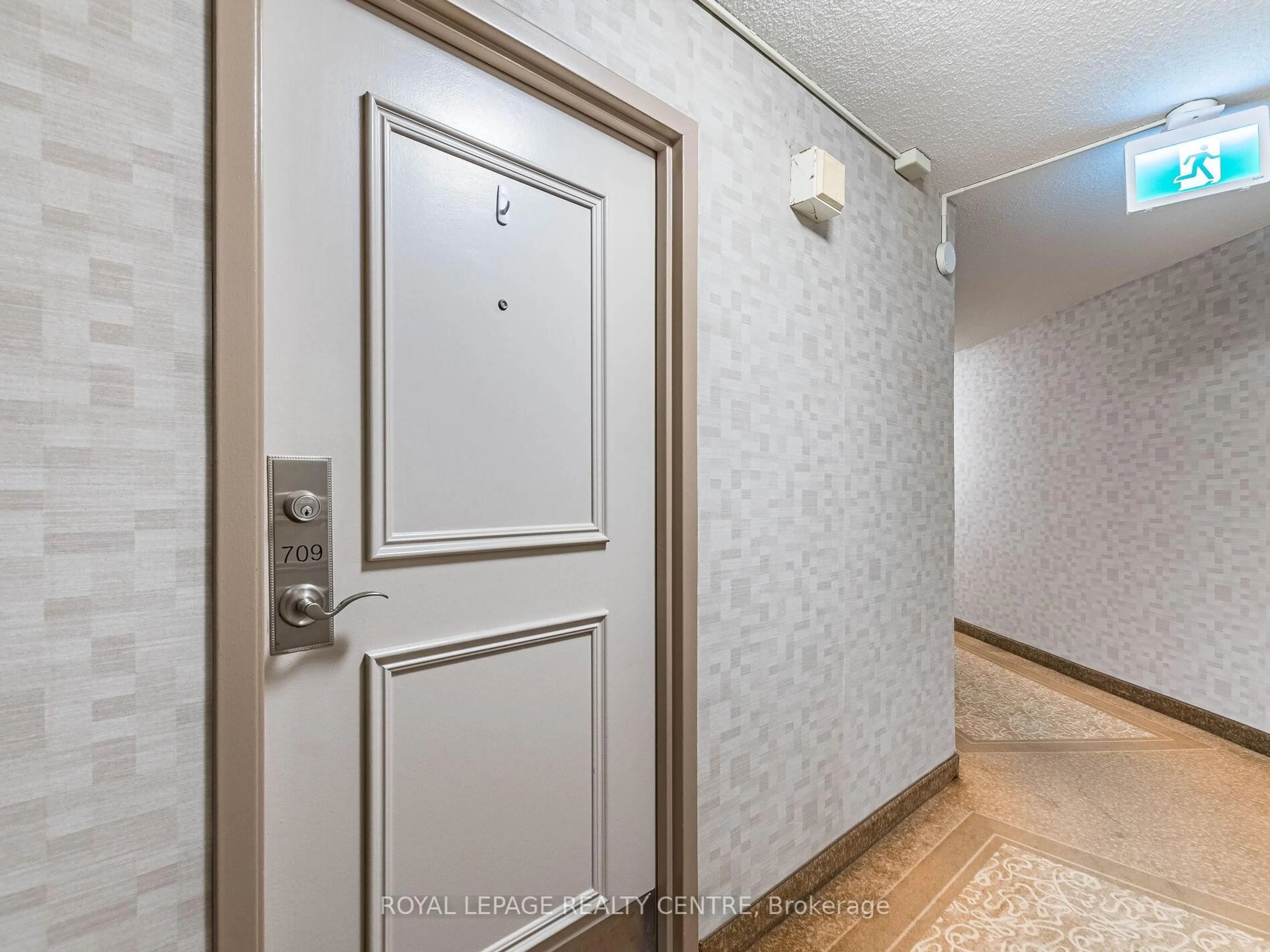 Indoor foyer for 1320 Mississauga Valley Blvd #709, Mississauga Ontario L5A 3R6