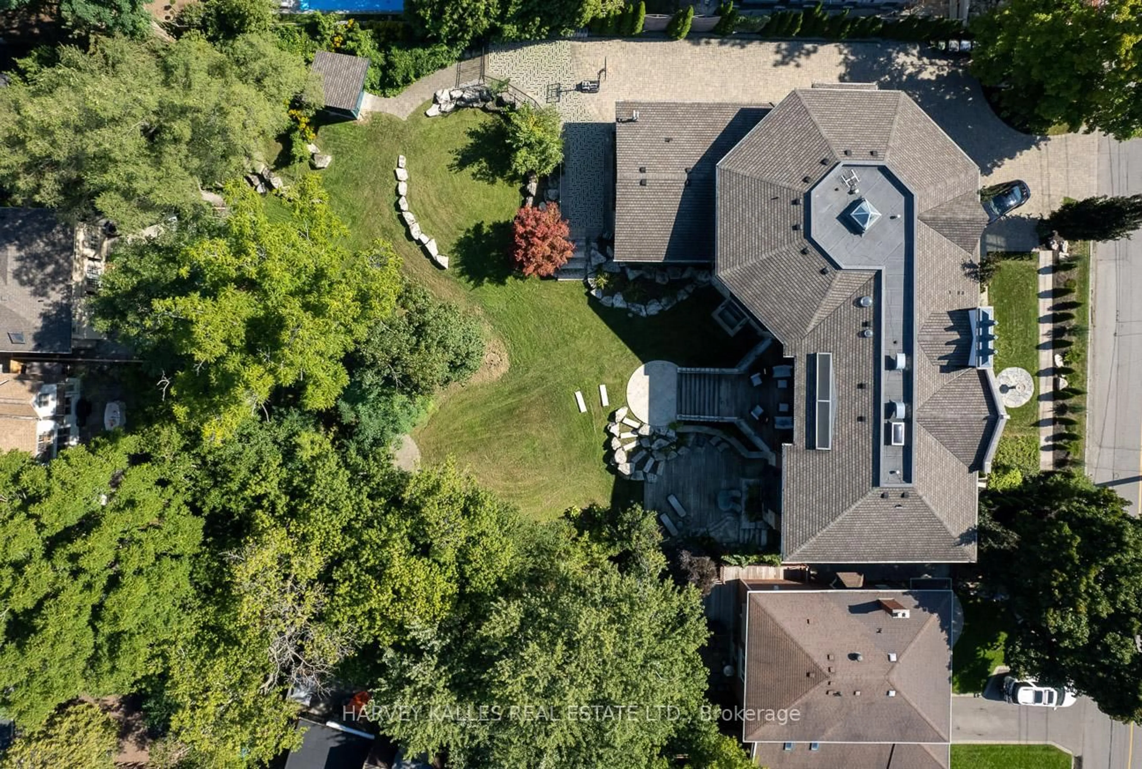 A pic from outside/outdoor area/front of a property/back of a property/a pic from drone, unknown for 89 Kingsway Cres, Toronto Ontario M8X 2R8