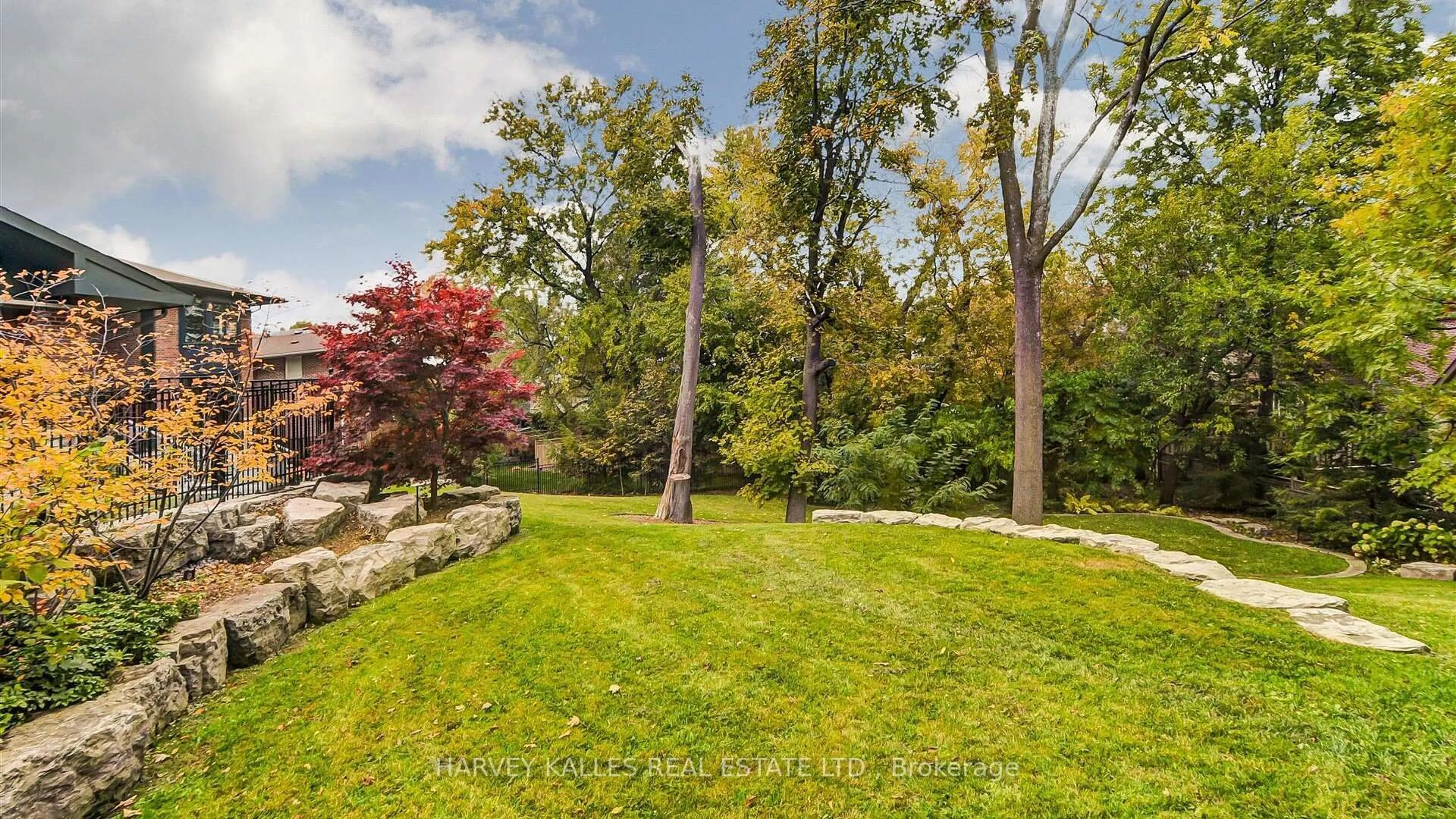 A pic from outside/outdoor area/front of a property/back of a property/a pic from drone, forest/trees view for 89 Kingsway Cres, Toronto Ontario M8X 2R8