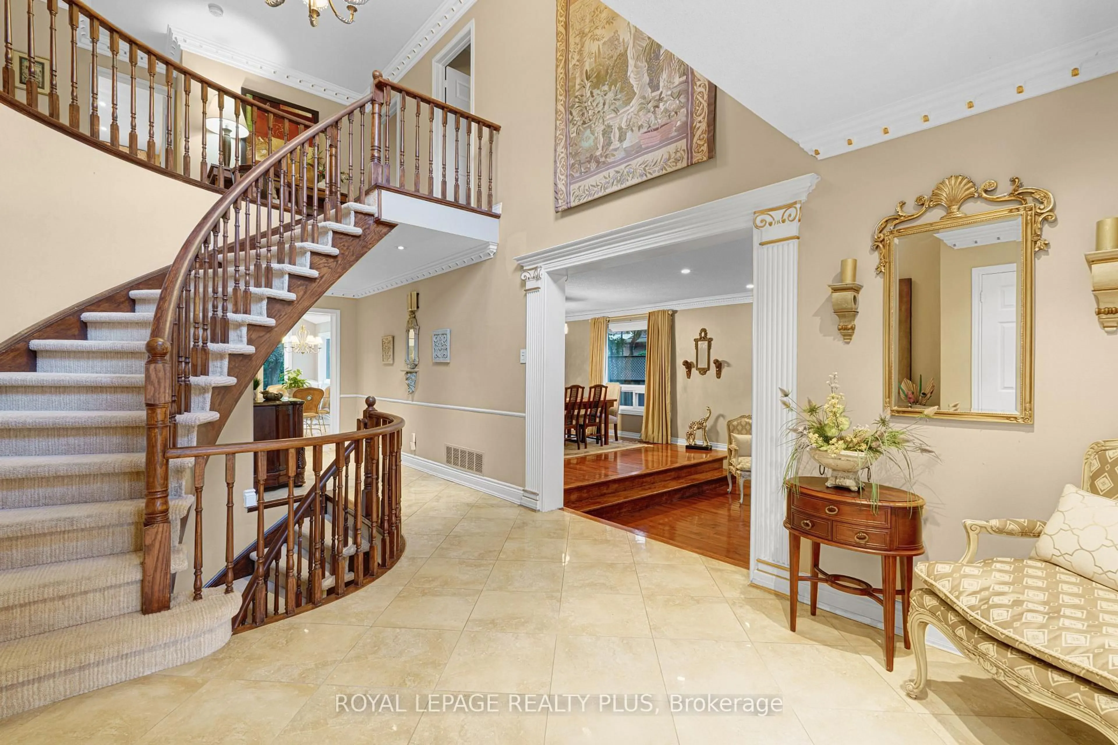Indoor foyer for 1760 Featherston Crt, Mississauga Ontario L5L 3E3