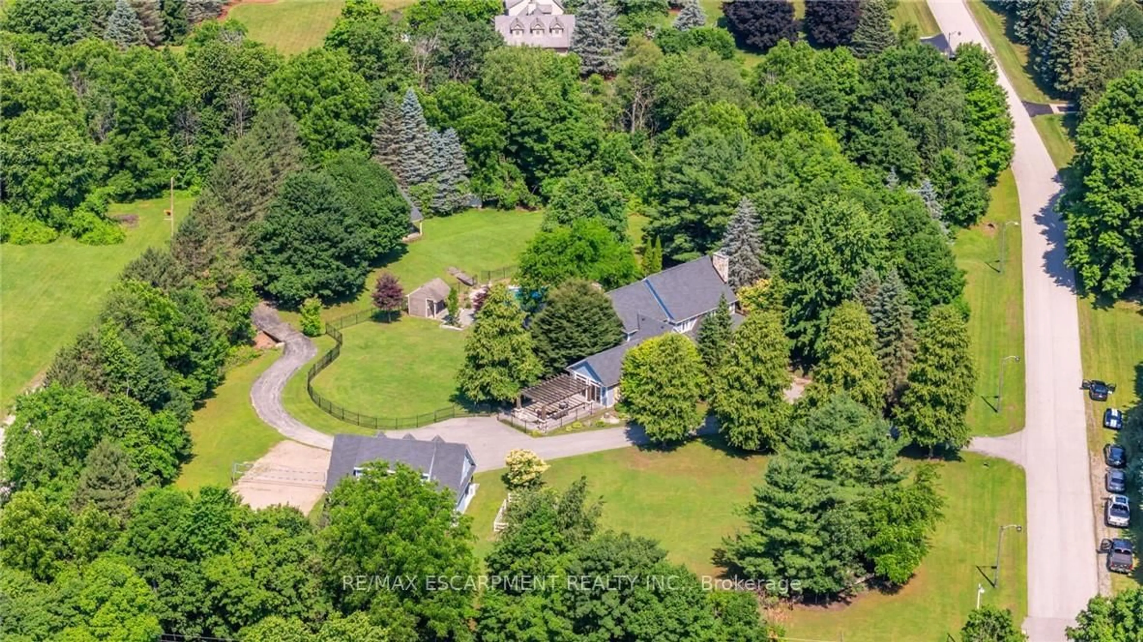 A pic from outside/outdoor area/front of a property/back of a property/a pic from drone, unknown for 6618 Carriage Tr, Burlington Ontario L7P 0J6