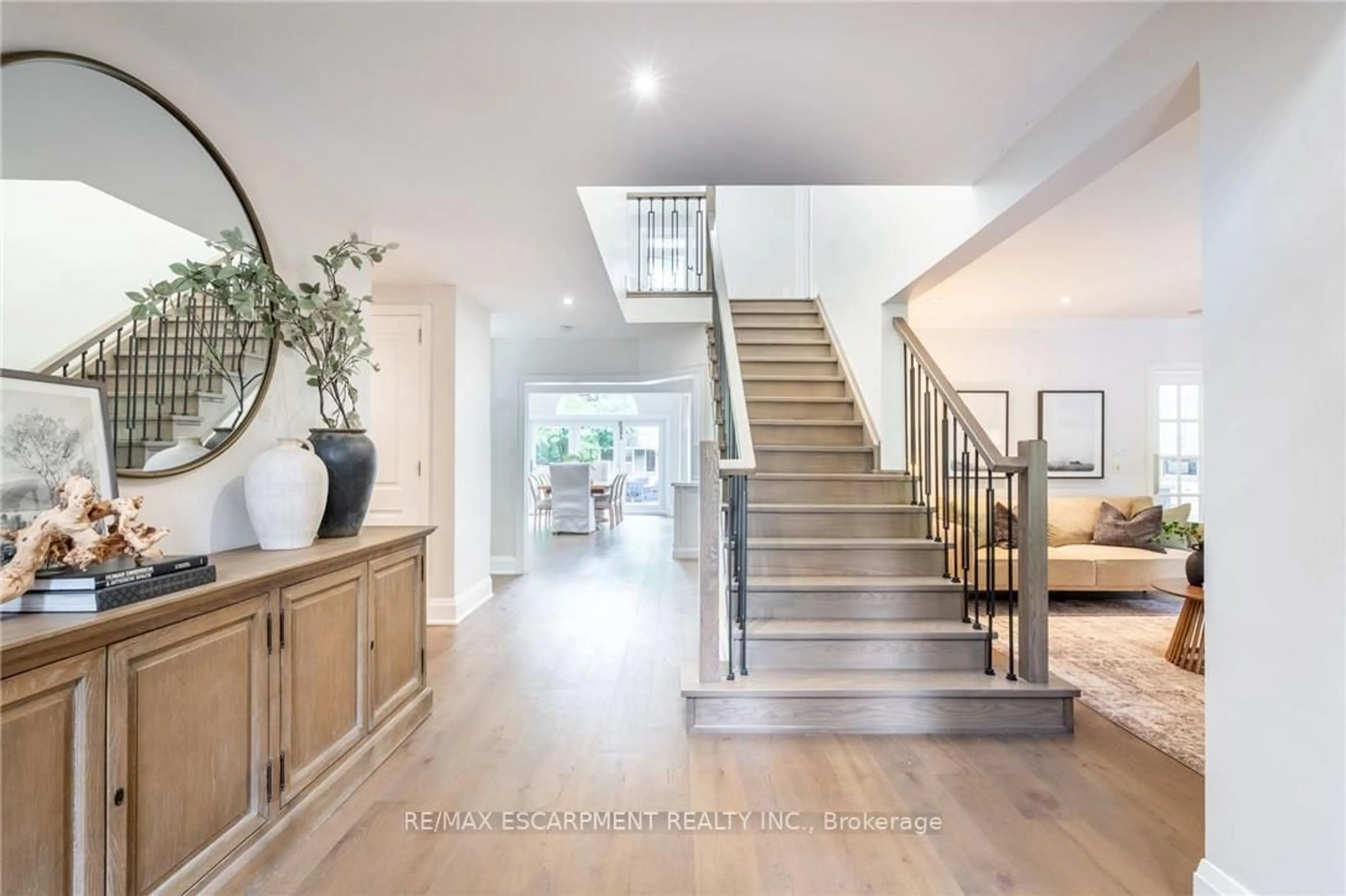 Indoor foyer for 6618 Carriage Tr, Burlington Ontario L7P 0J6