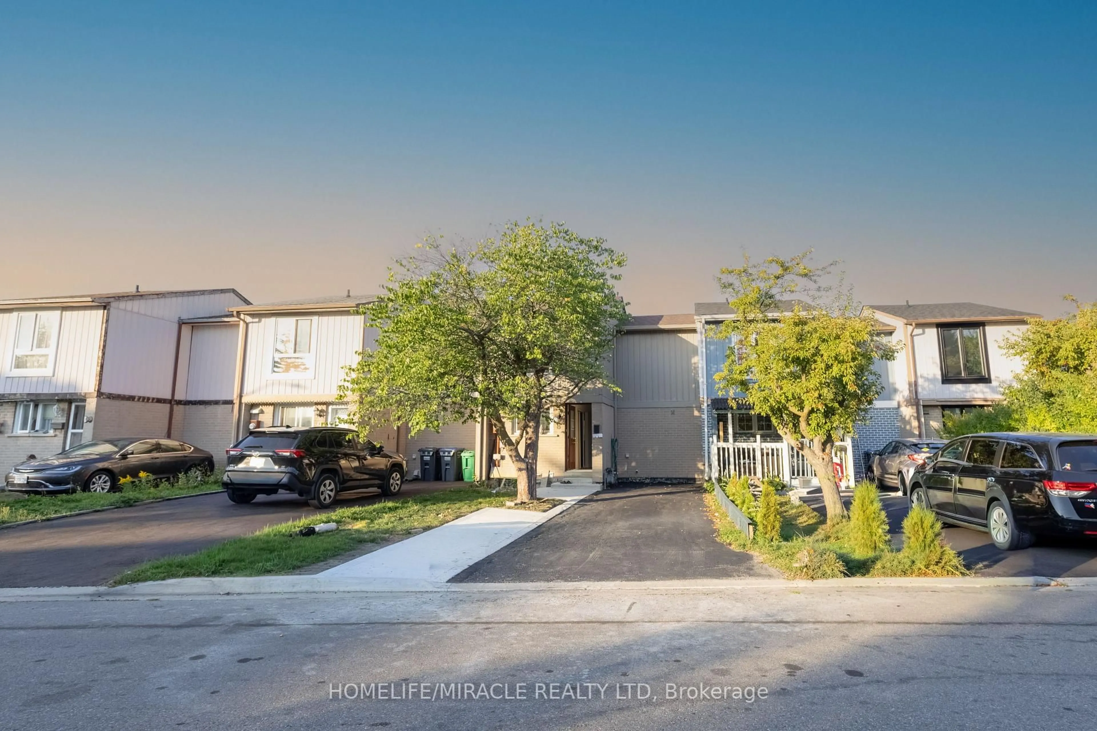 A pic from outside/outdoor area/front of a property/back of a property/a pic from drone, street for 8 Grand Valley Dr, Brampton Ontario L6S 2L1