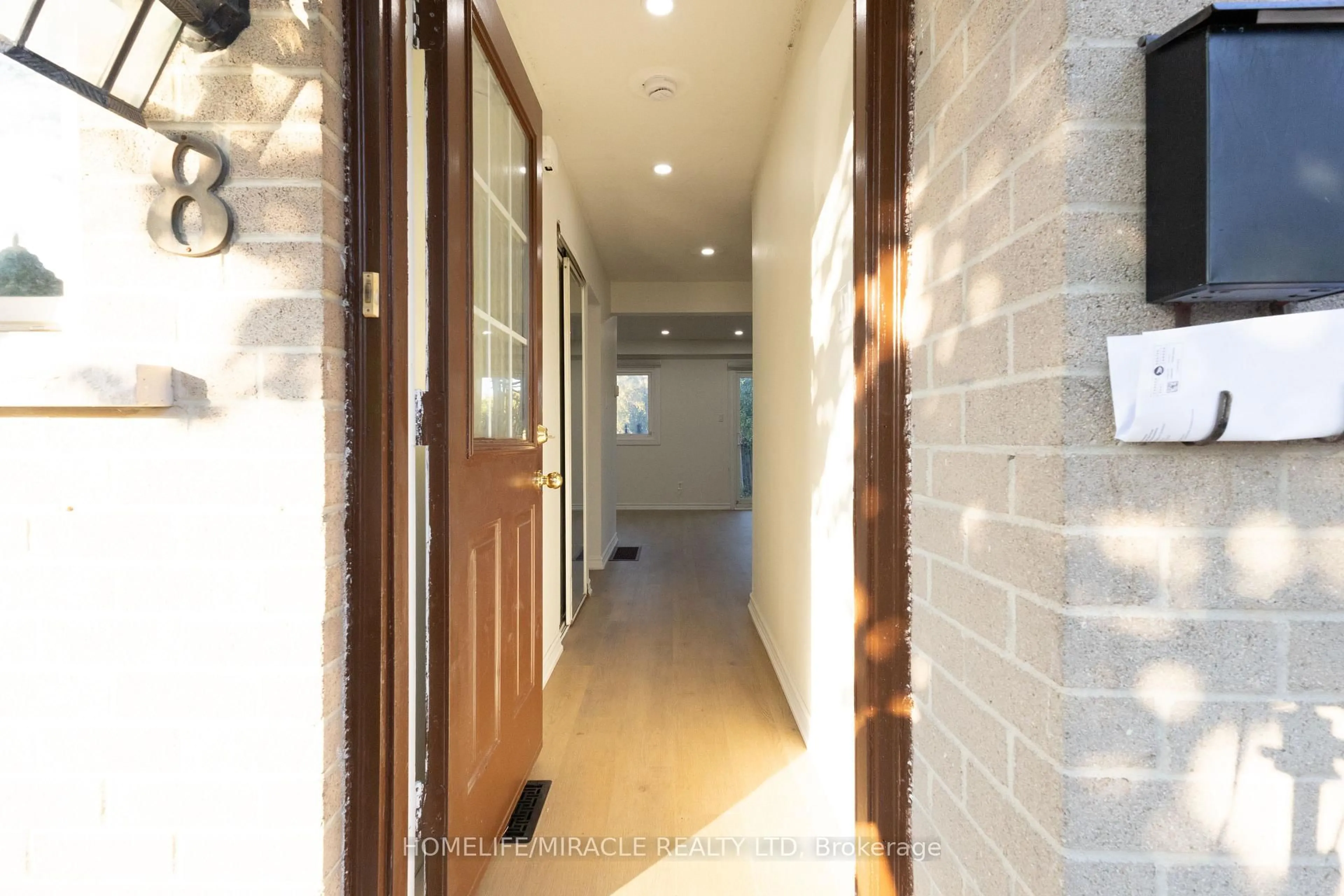 Indoor foyer for 8 Grand Valley Dr, Brampton Ontario L6S 2L1