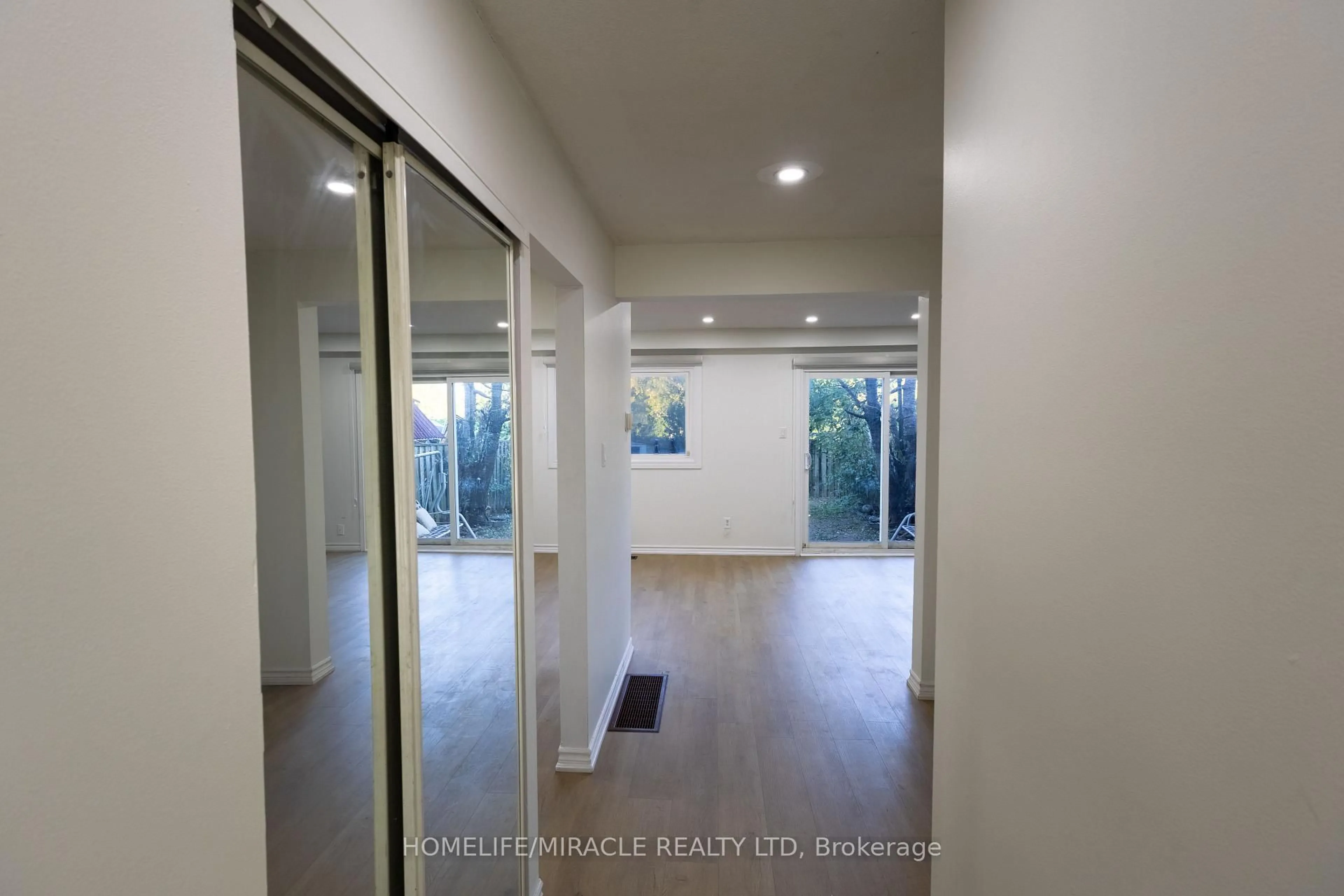 Indoor foyer for 8 Grand Valley Dr, Brampton Ontario L6S 2L1