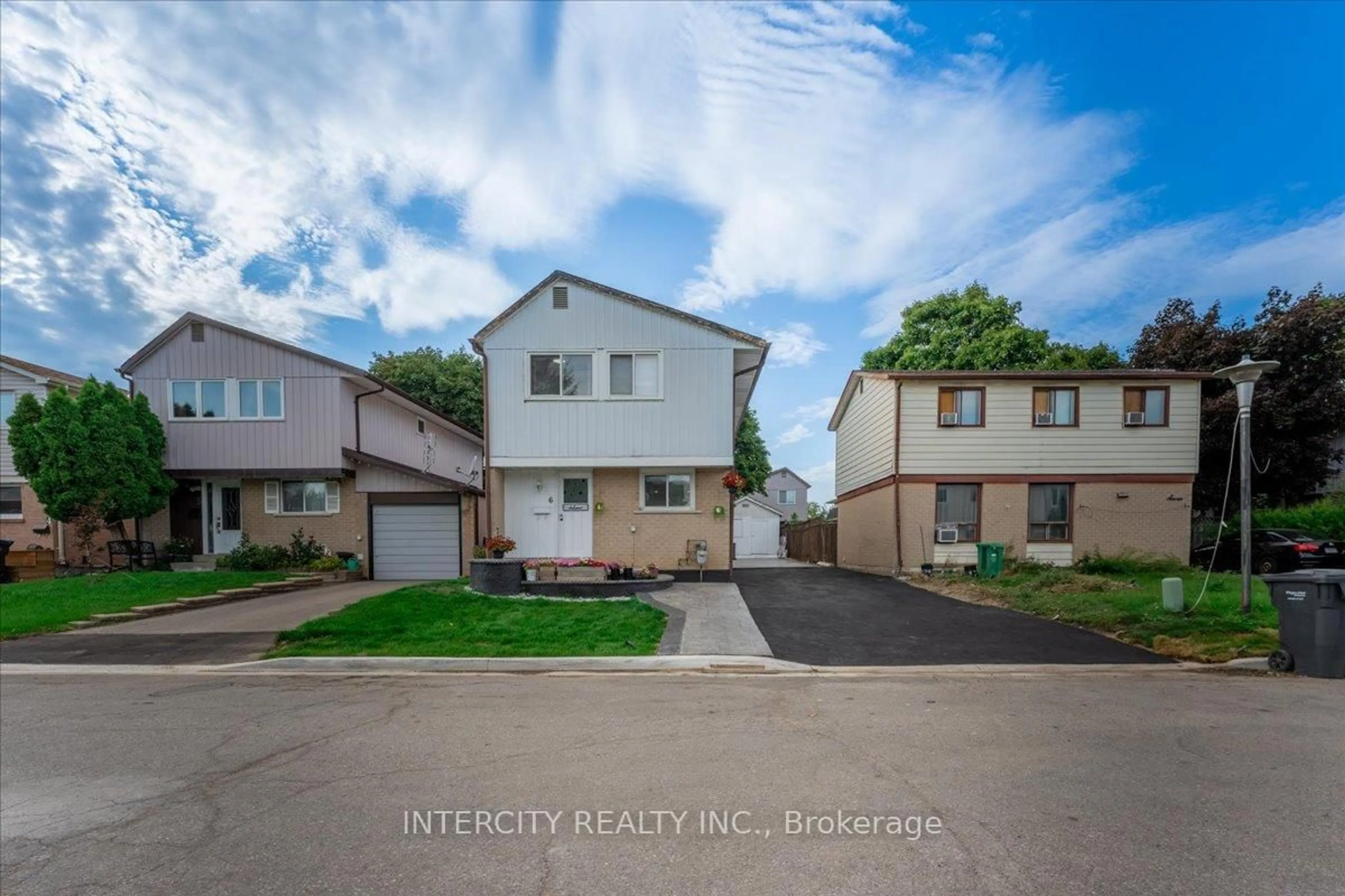 A pic from outside/outdoor area/front of a property/back of a property/a pic from drone, street for 6 Hedley Crt, Brampton Ontario L6S 2B6
