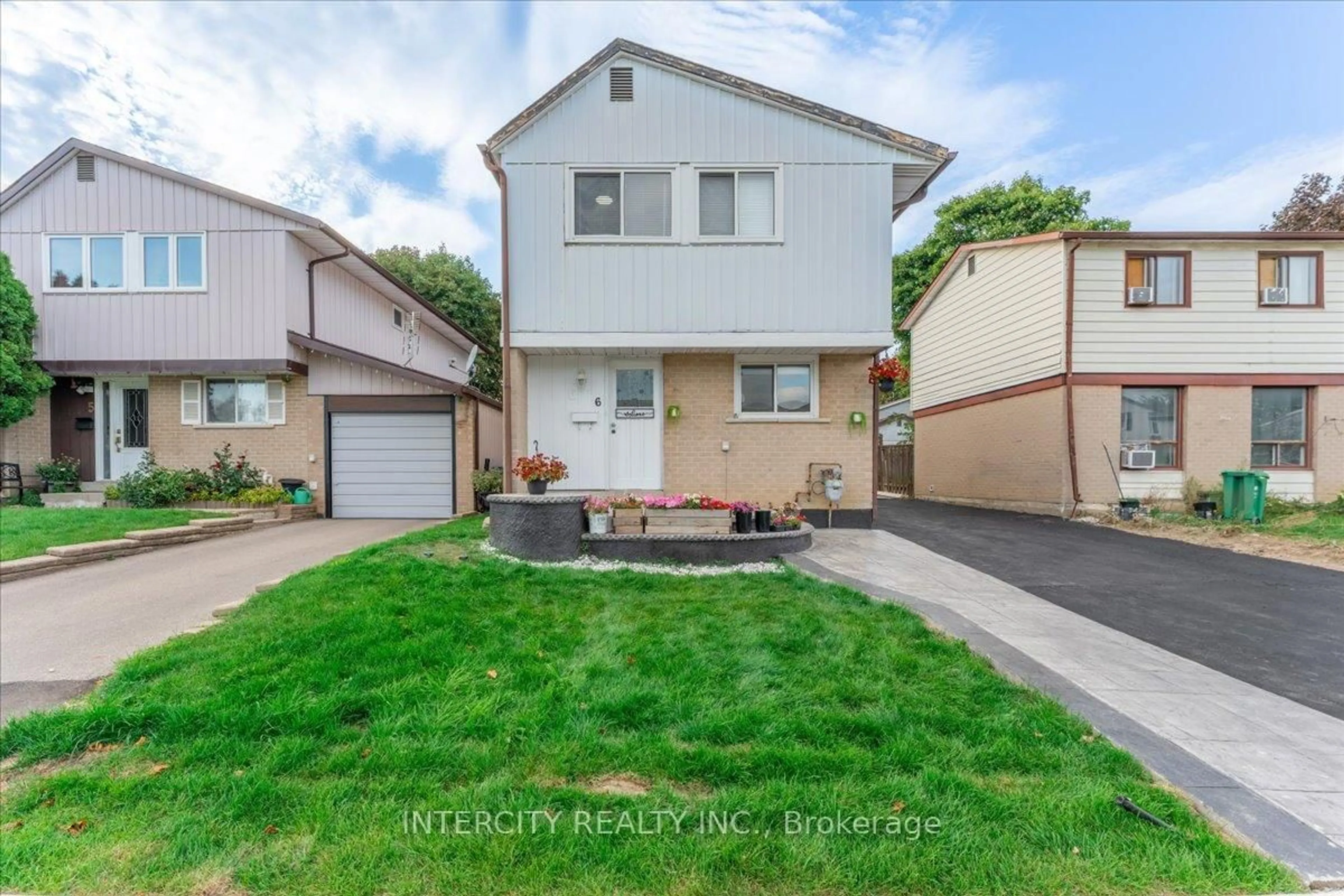 Home with vinyl exterior material, street for 6 Hedley Crt, Brampton Ontario L6S 2B6