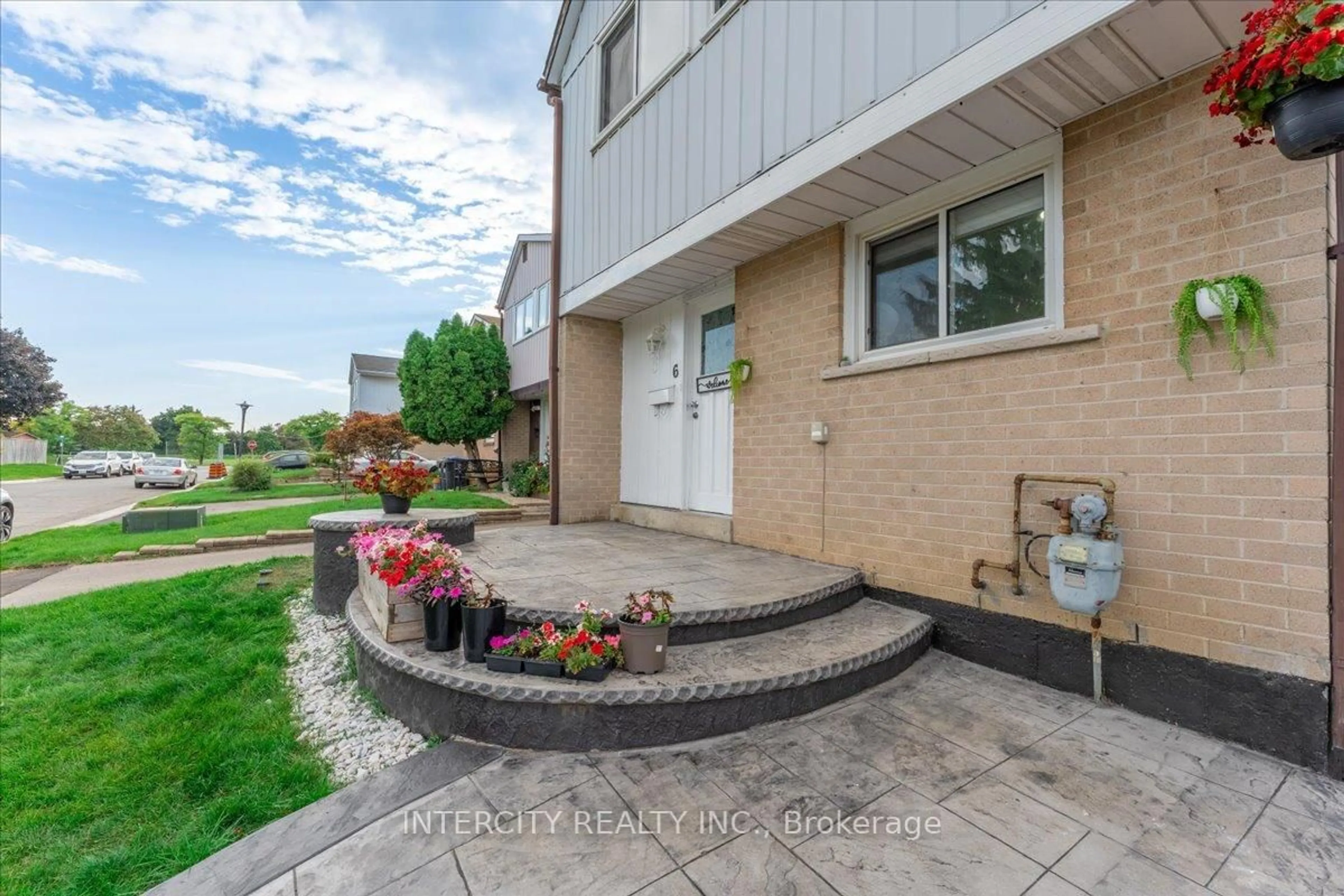 Patio, street for 6 Hedley Crt, Brampton Ontario L6S 2B6