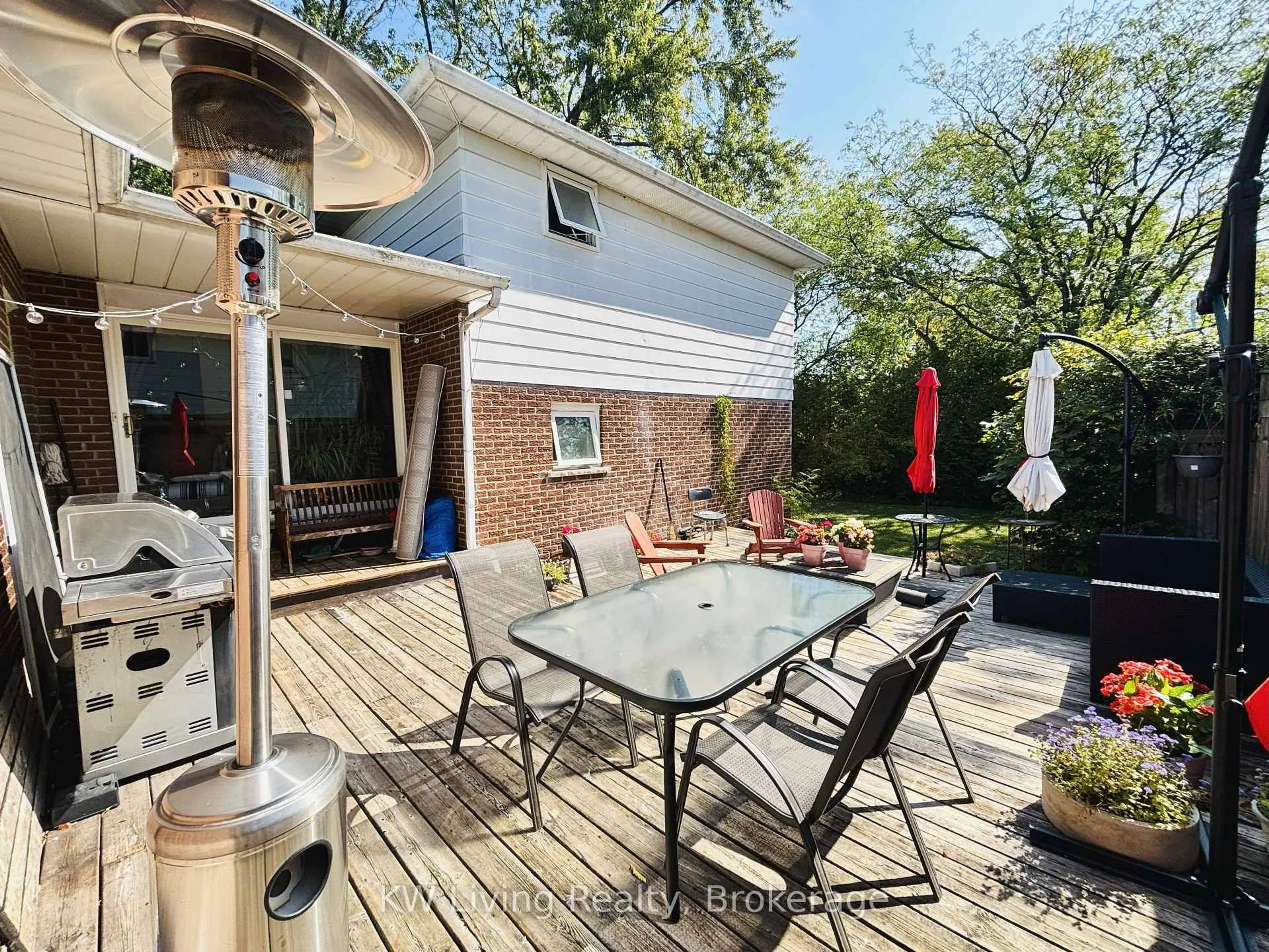 Patio, street for 2084 Thornlea Dr, Oakville Ontario L6L 1K6