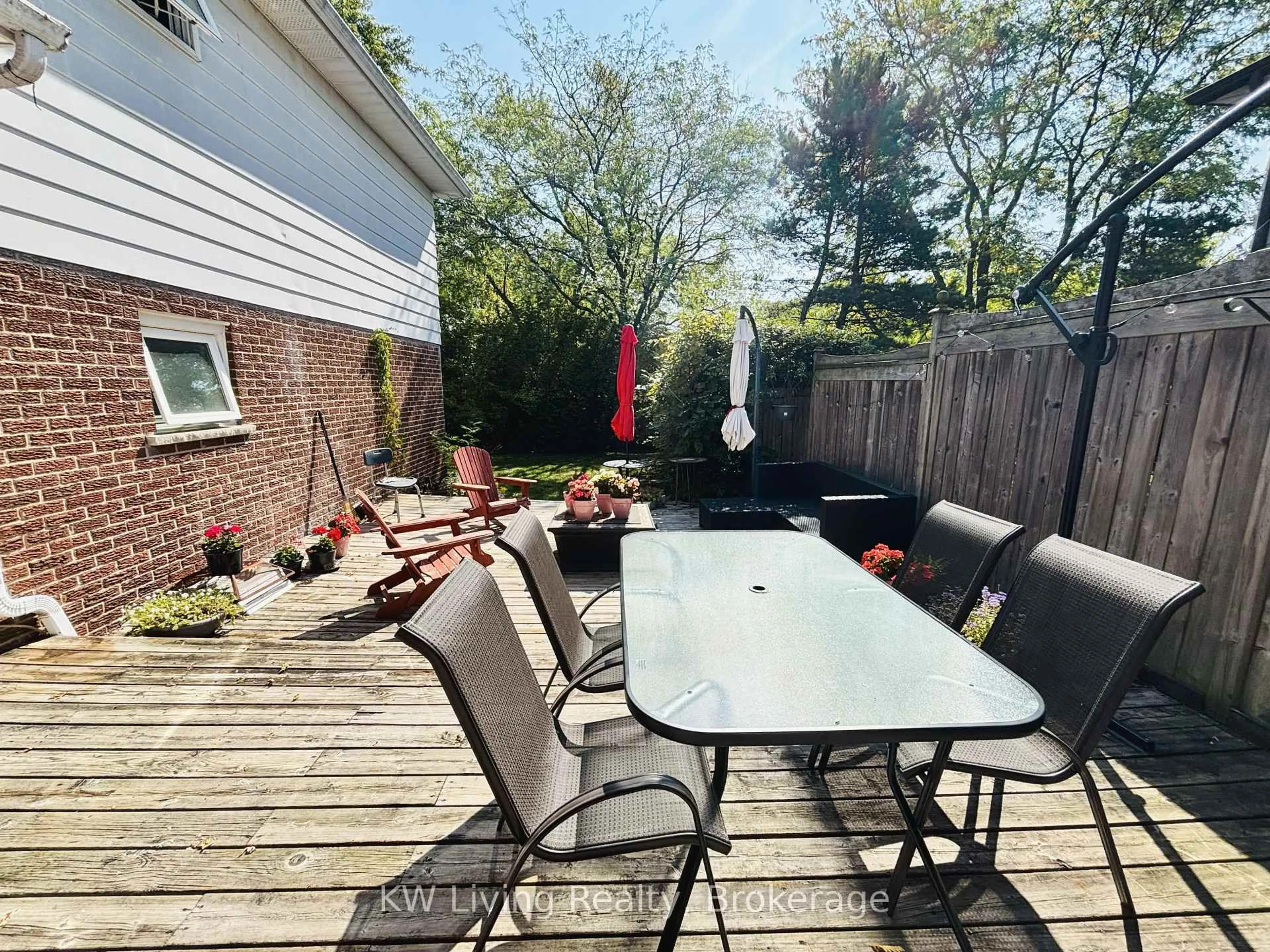Patio, street for 2084 Thornlea Dr, Oakville Ontario L6L 1K6