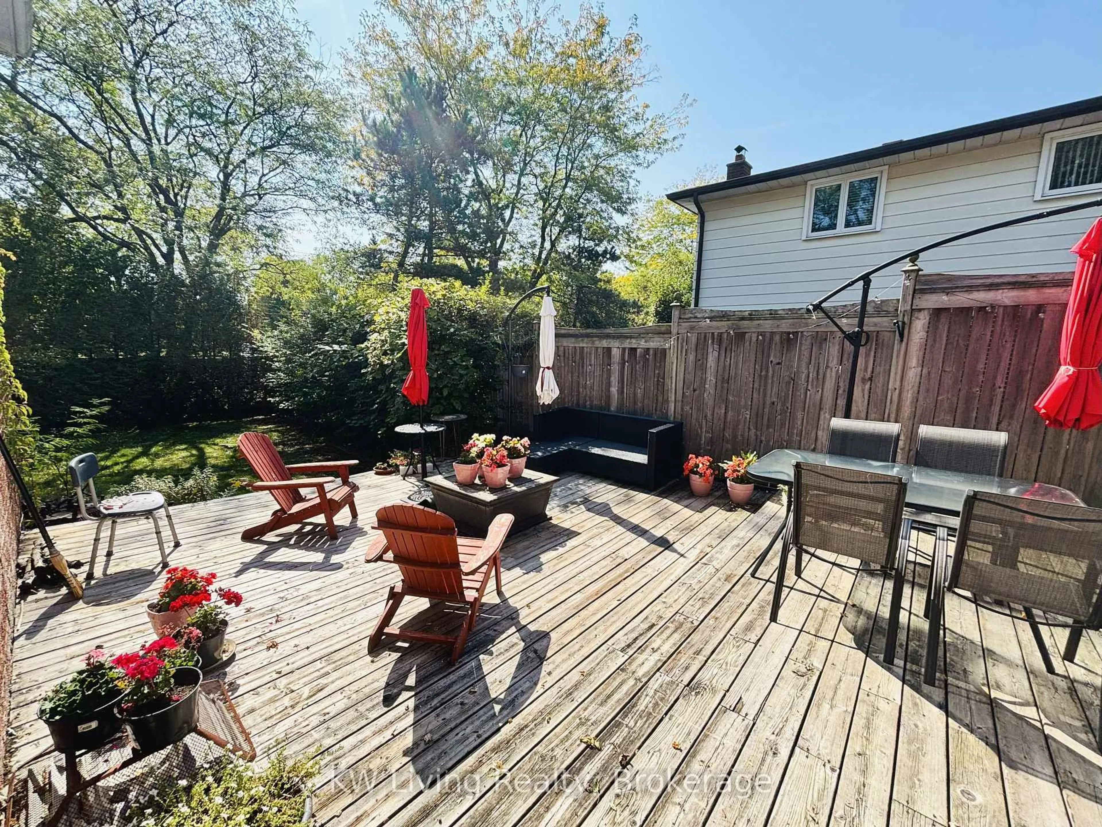 Patio, street for 2084 Thornlea Dr, Oakville Ontario L6L 1K6