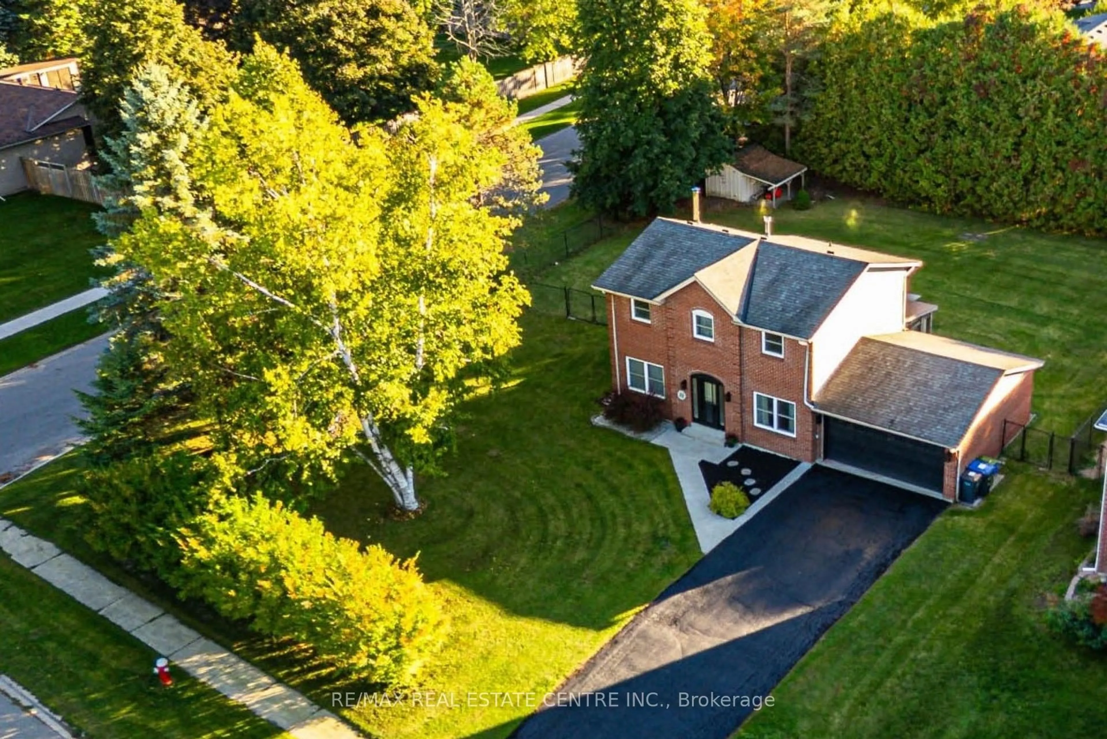 A pic from outside/outdoor area/front of a property/back of a property/a pic from drone, street for 32 Agnes St, Caledon Ontario L7K 0C6