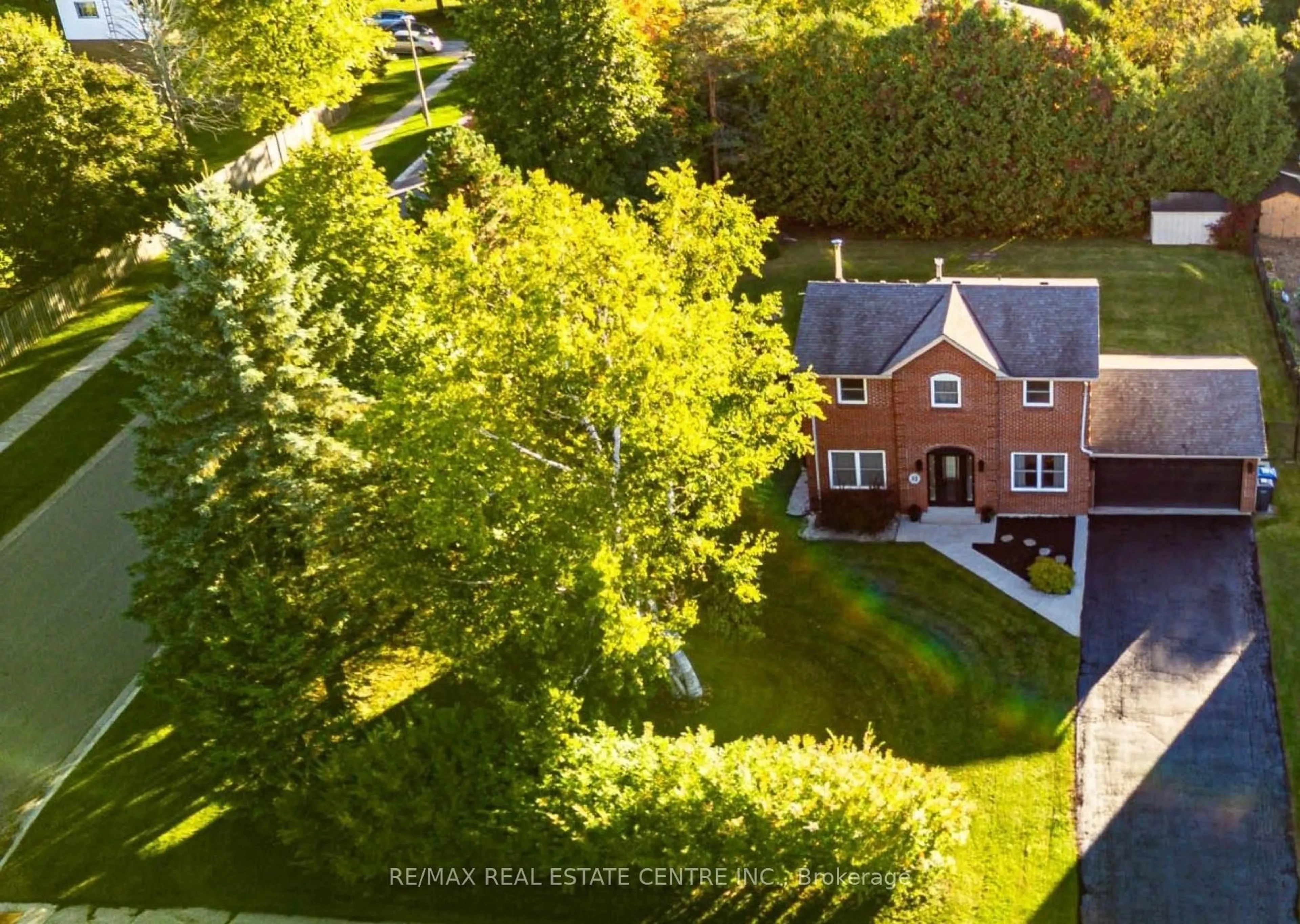 A pic from outside/outdoor area/front of a property/back of a property/a pic from drone, unknown for 32 Agnes St, Caledon Ontario L7K 0C6