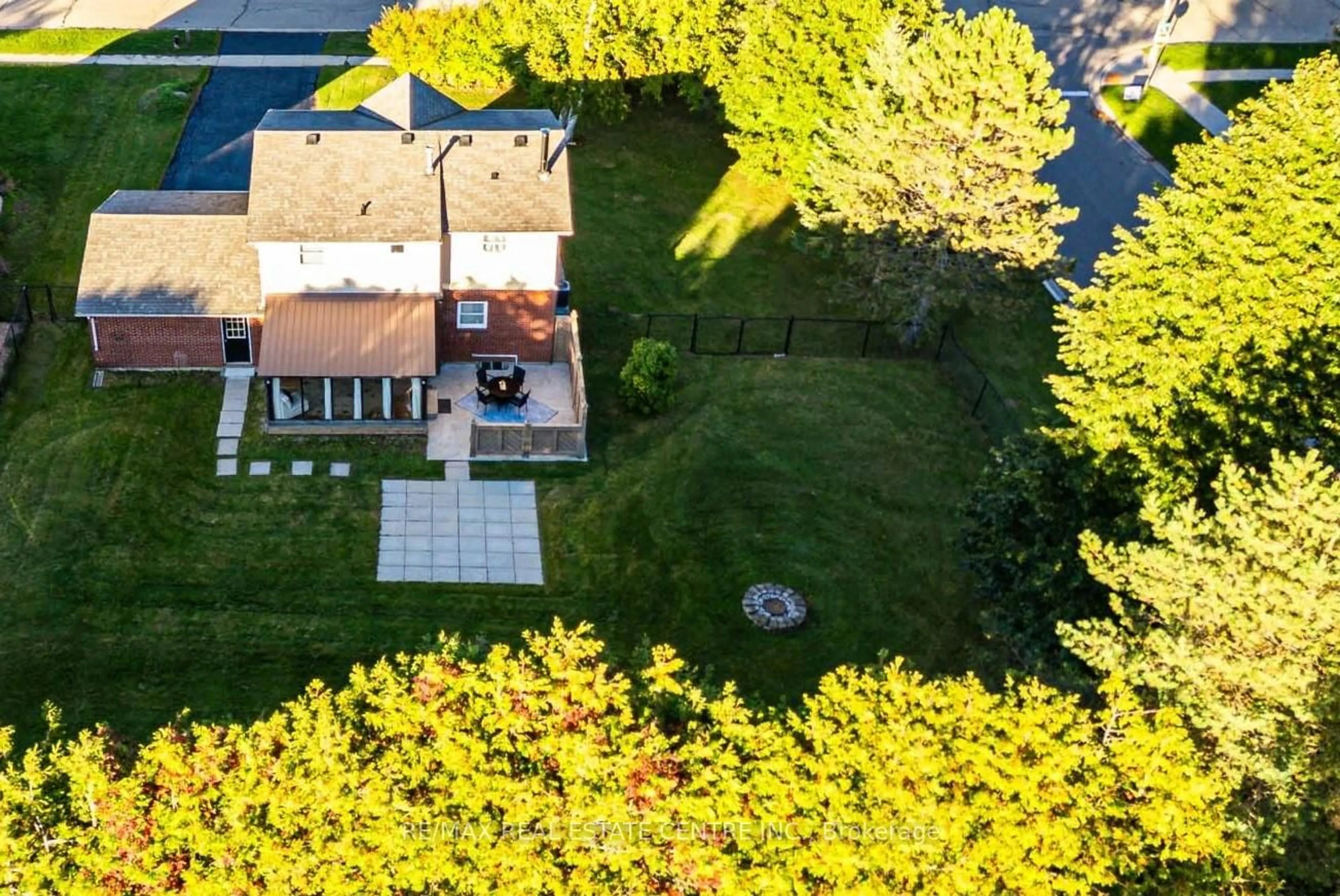 A pic from outside/outdoor area/front of a property/back of a property/a pic from drone, street for 32 Agnes St, Caledon Ontario L7K 0C6
