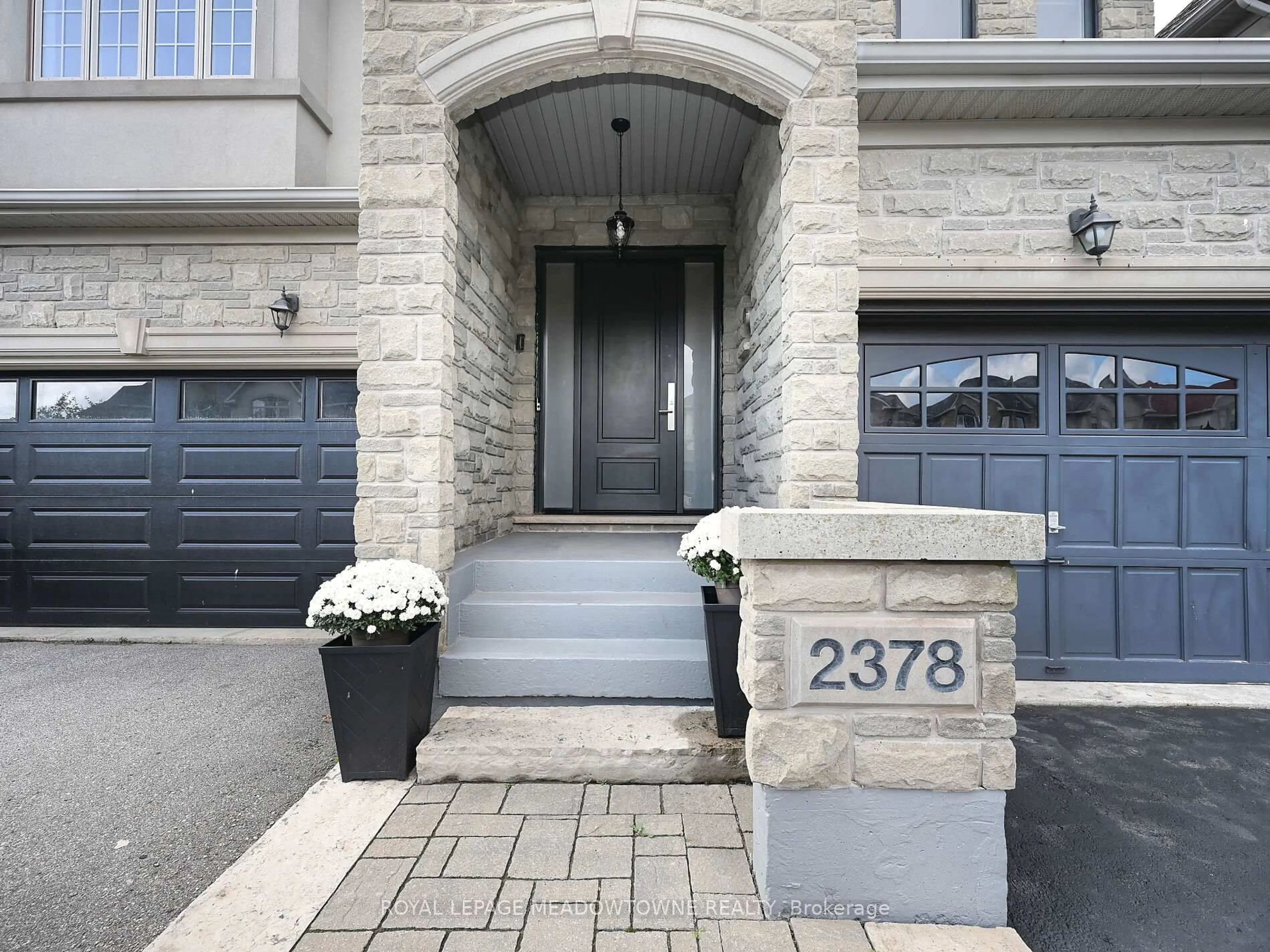 Indoor entryway for 2378 Wasaga Dr, Oakville Ontario L6H 0B7