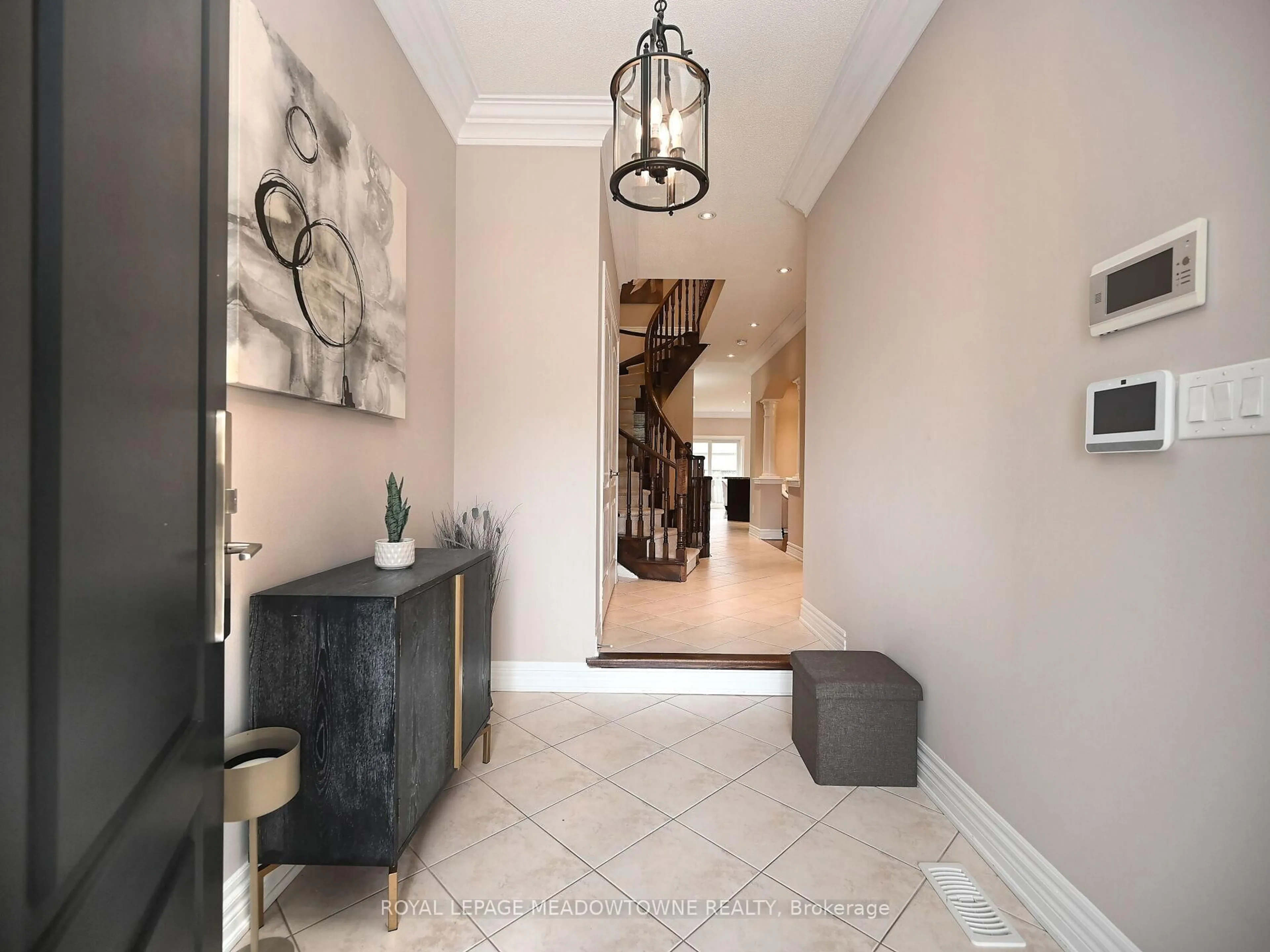 Indoor entryway for 2378 Wasaga Dr, Oakville Ontario L6H 0B7