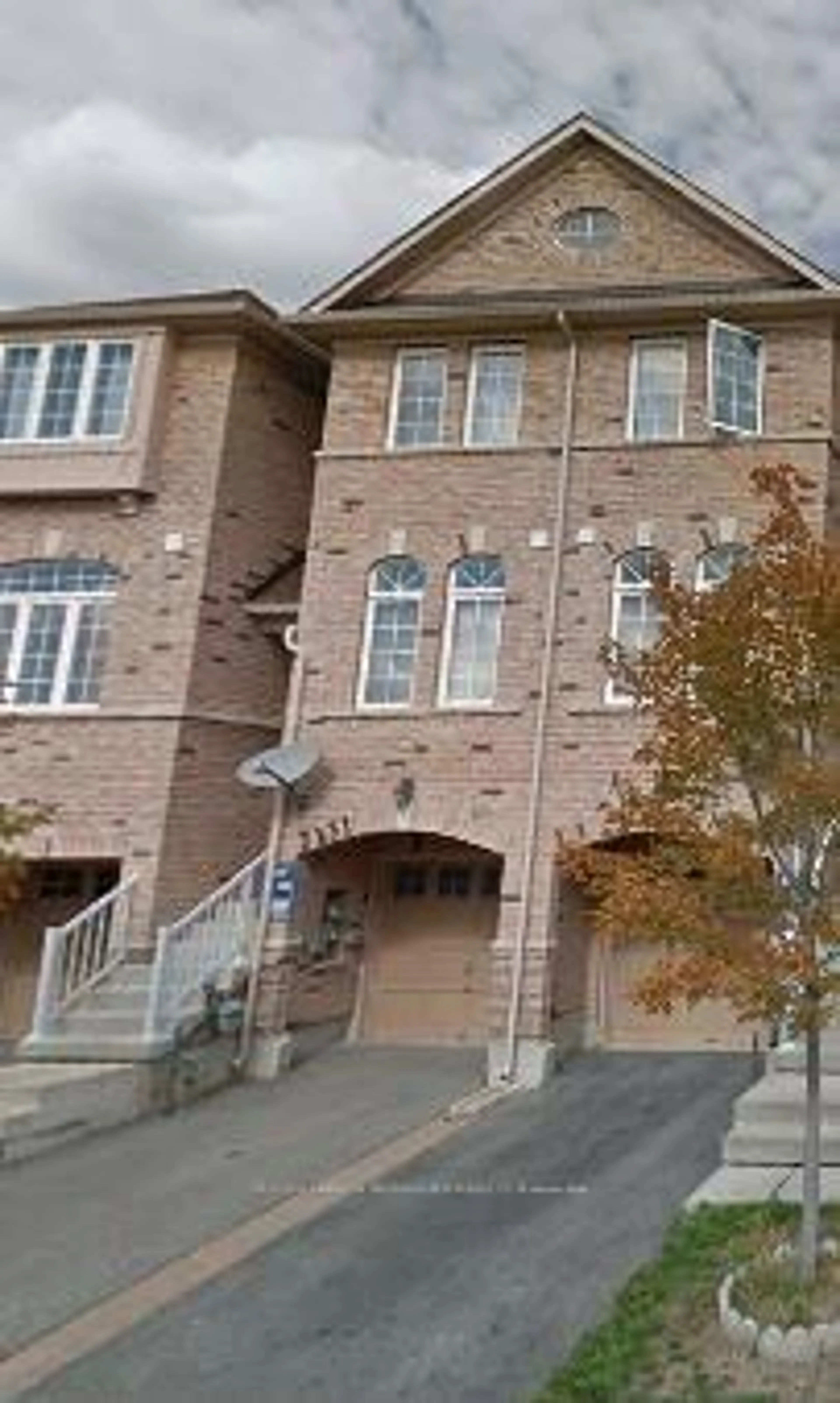 Home with brick exterior material, unknown for 7131 Chatham Crt, Mississauga Ontario L5N 8R1