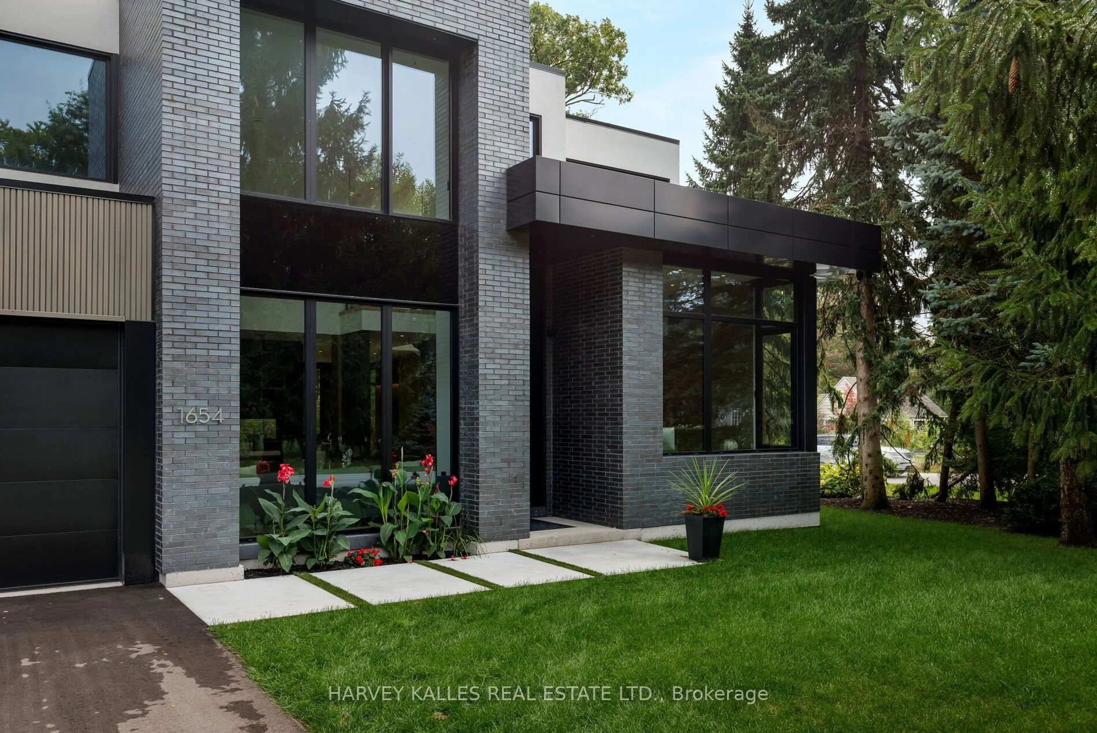 Home with brick exterior material, street for 1654 Birchwood Dr, Mississauga Ontario L5J 1T6