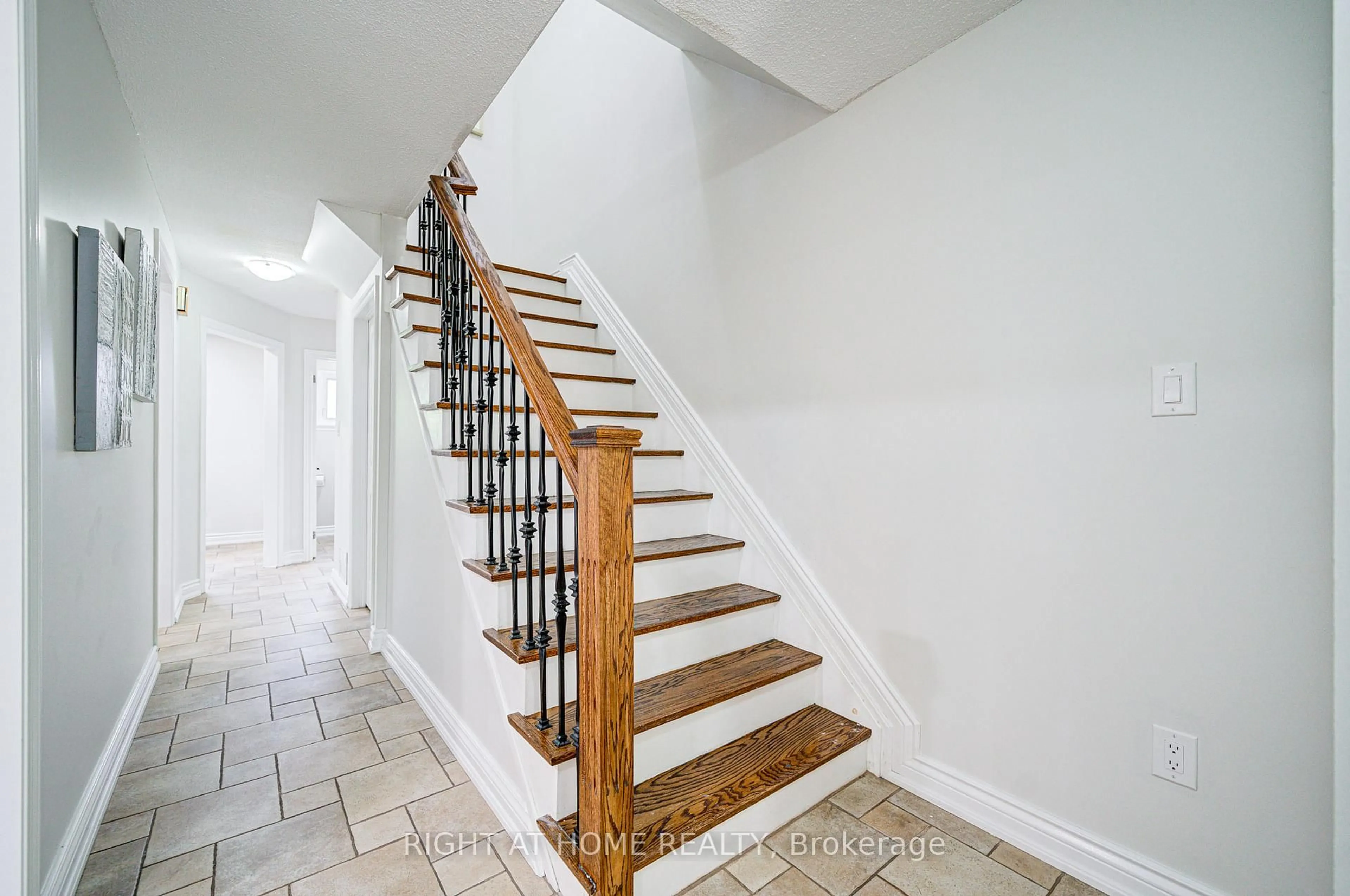Stairs for 2674 Constable Rd, Mississauga Ontario L5J 1W4