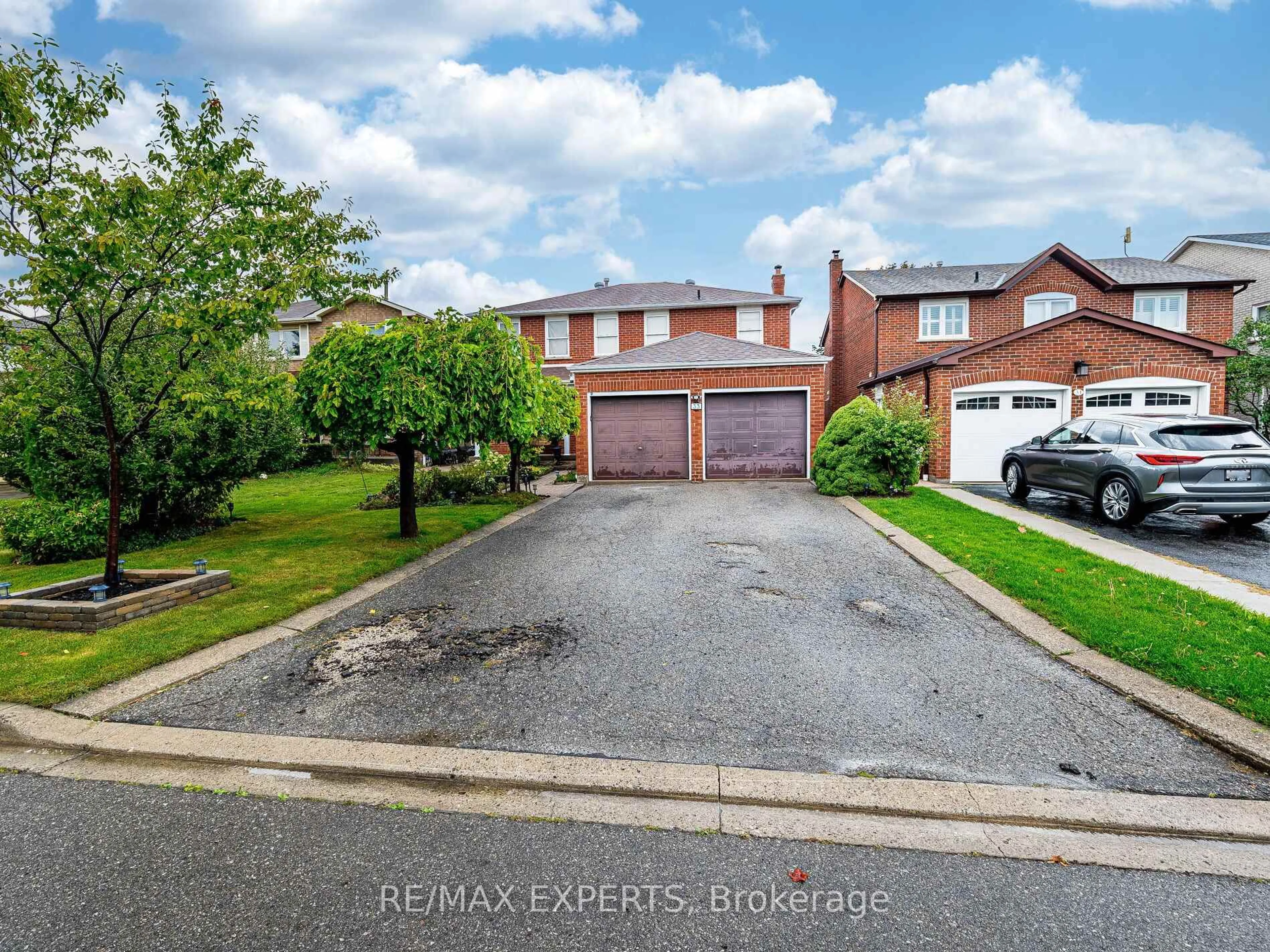 A pic from outside/outdoor area/front of a property/back of a property/a pic from drone, street for 33 Nipissing Cres, Brampton Ontario L6S 5A4