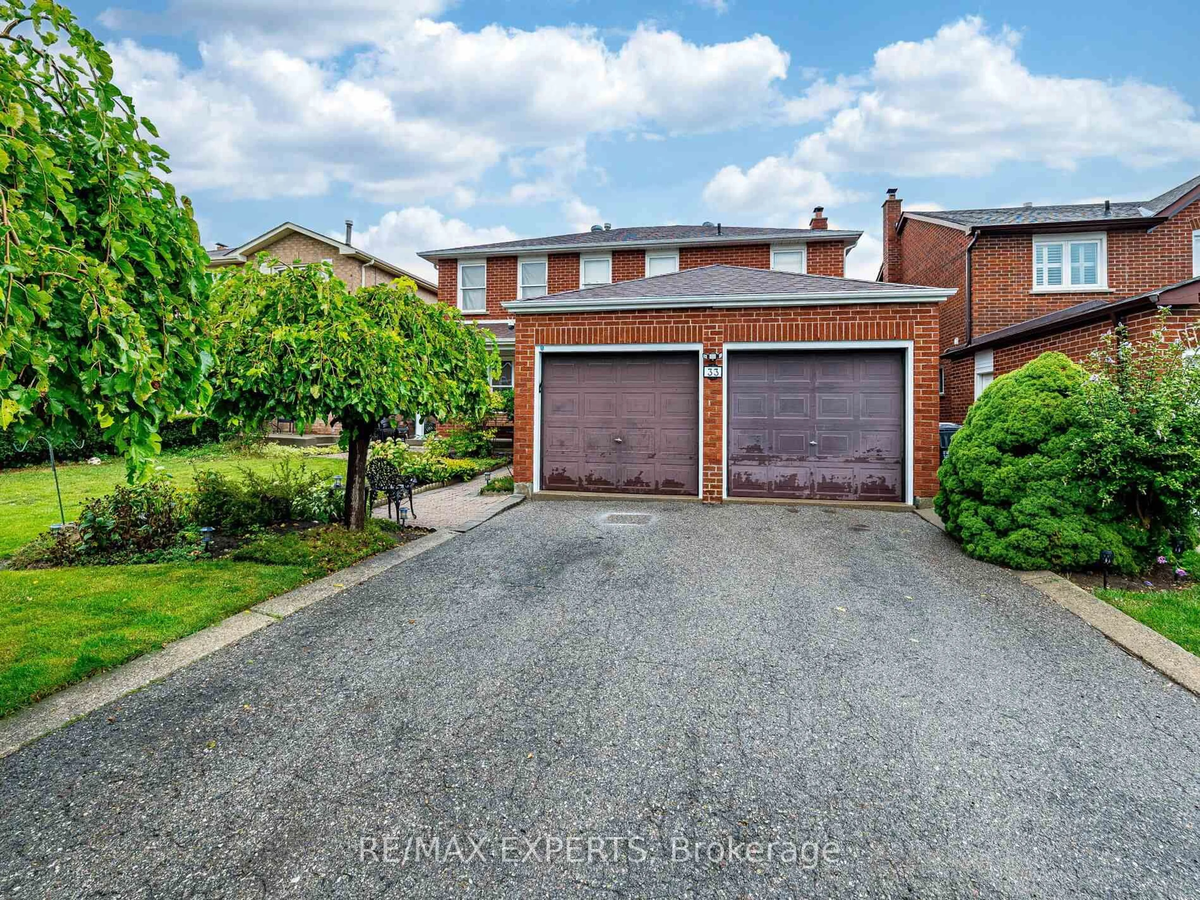 A pic from outside/outdoor area/front of a property/back of a property/a pic from drone, street for 33 Nipissing Cres, Brampton Ontario L6S 5A4