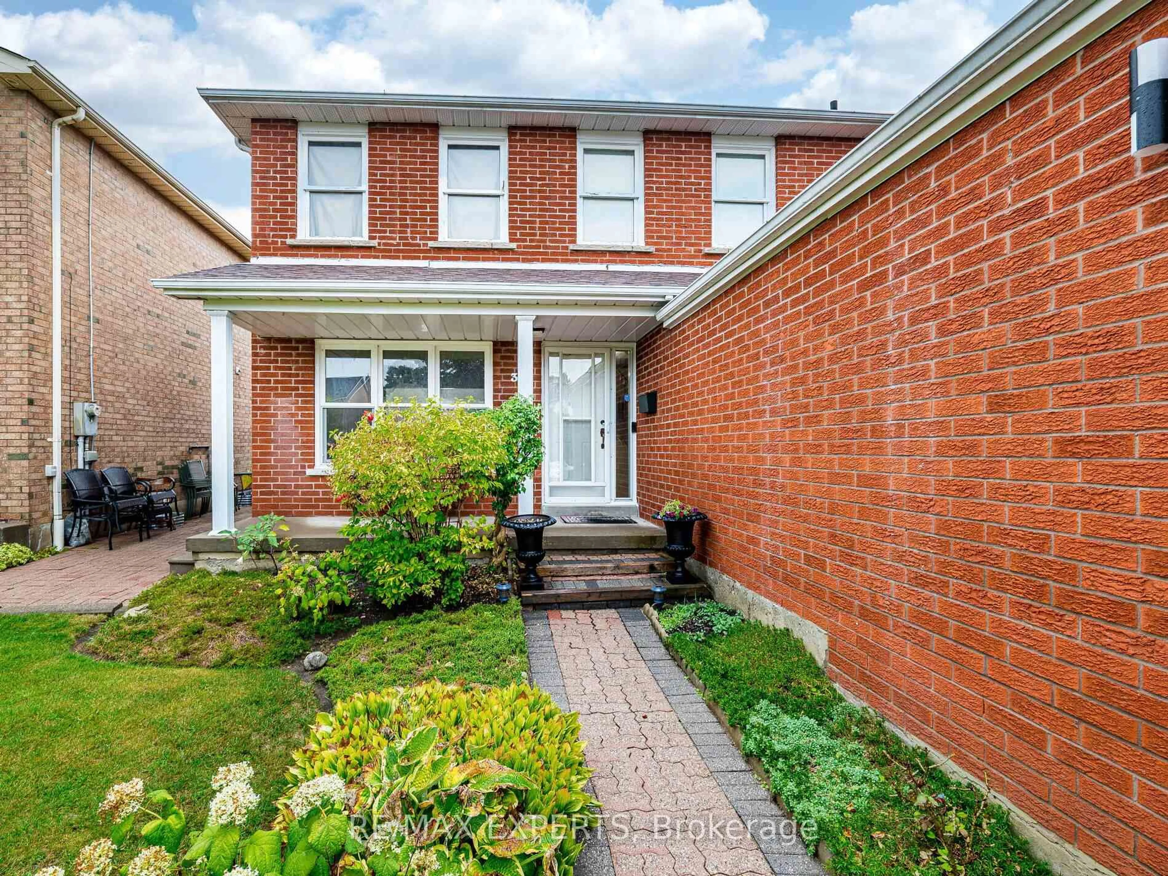 Home with brick exterior material, street for 33 Nipissing Cres, Brampton Ontario L6S 5A4