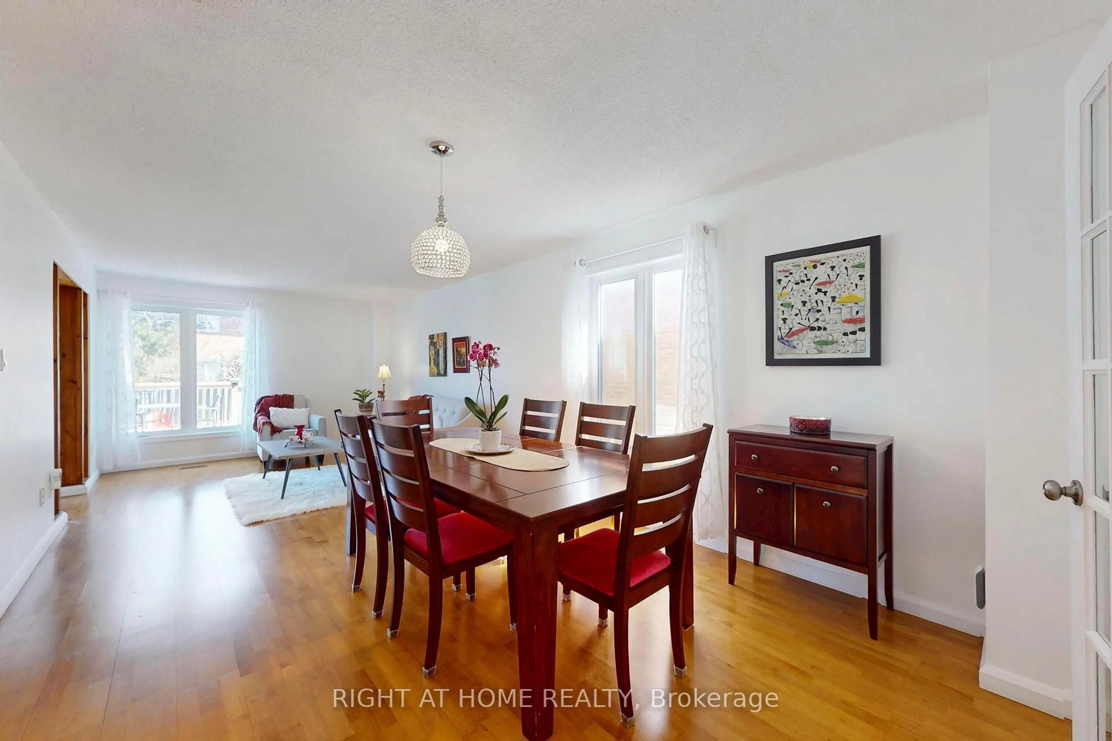 Dining room, wood/laminate floor for 1329 Sweetbirch Crt, Mississauga Ontario L5C 3R4