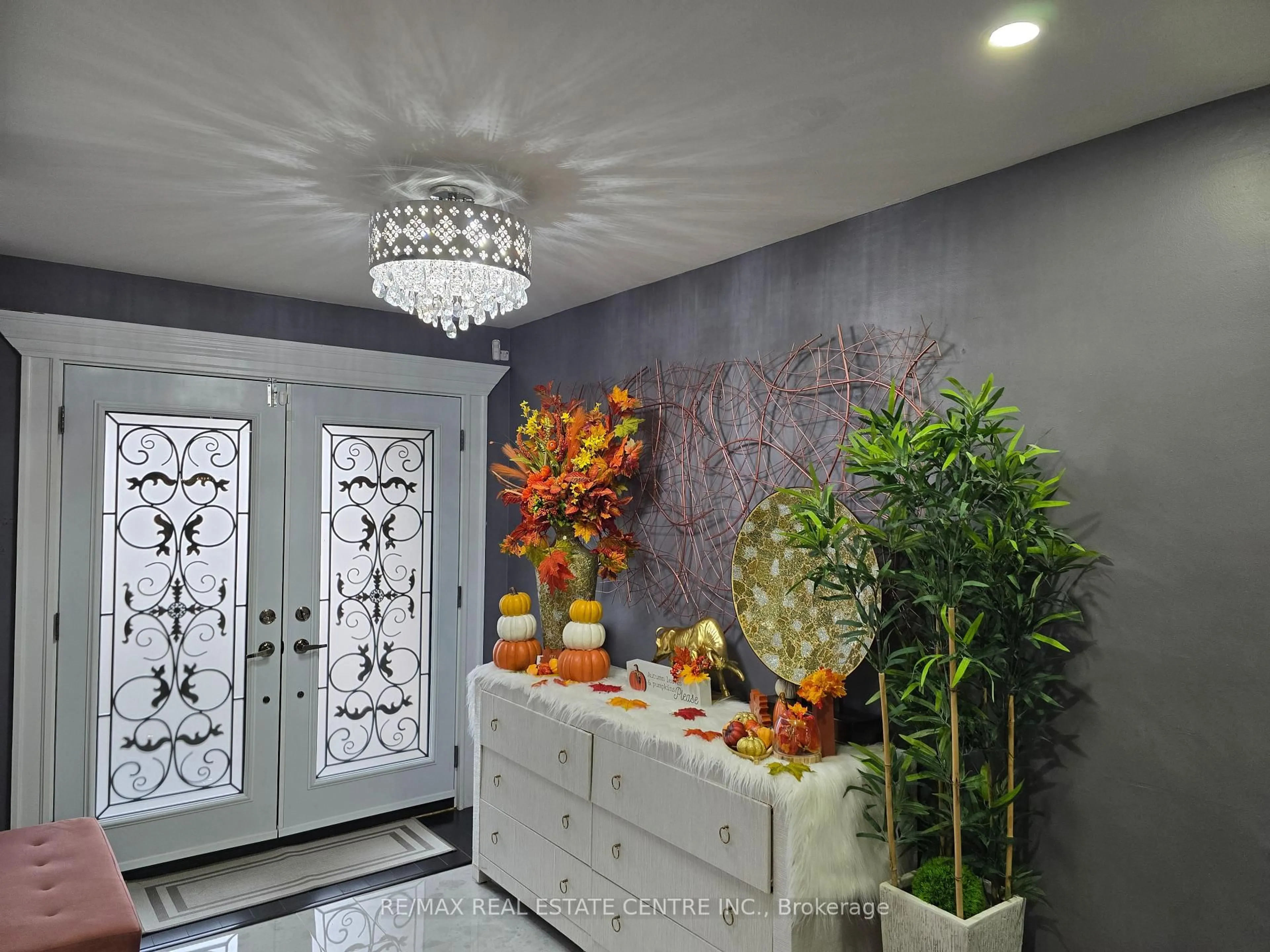 Indoor foyer for 1 Brydon Cres, Brampton Ontario L6X 3H5