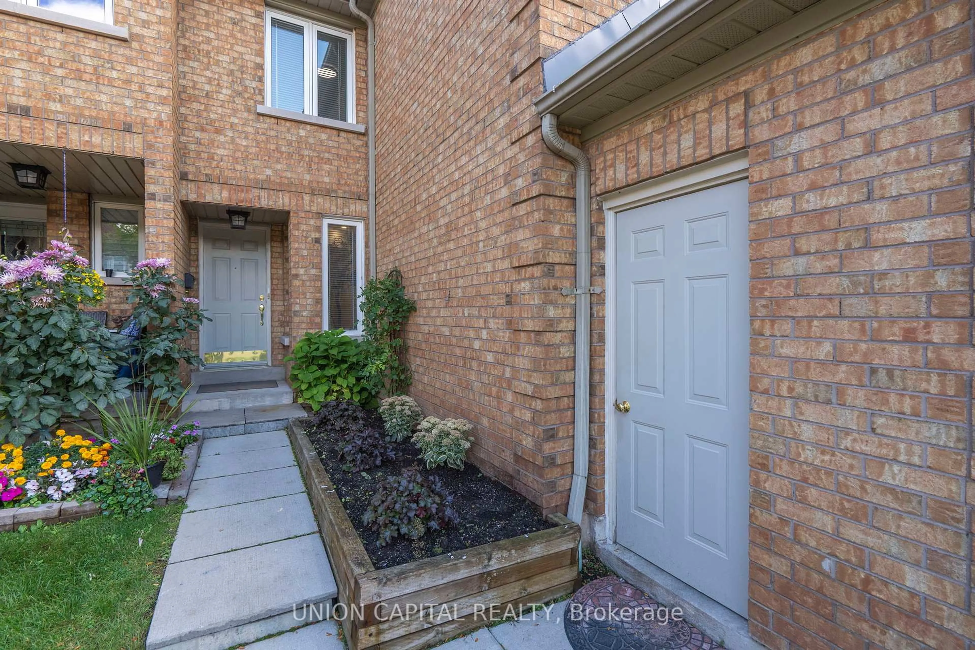 Indoor entryway for 2555 Thomas St #106, Mississauga Ontario L5M 5P6