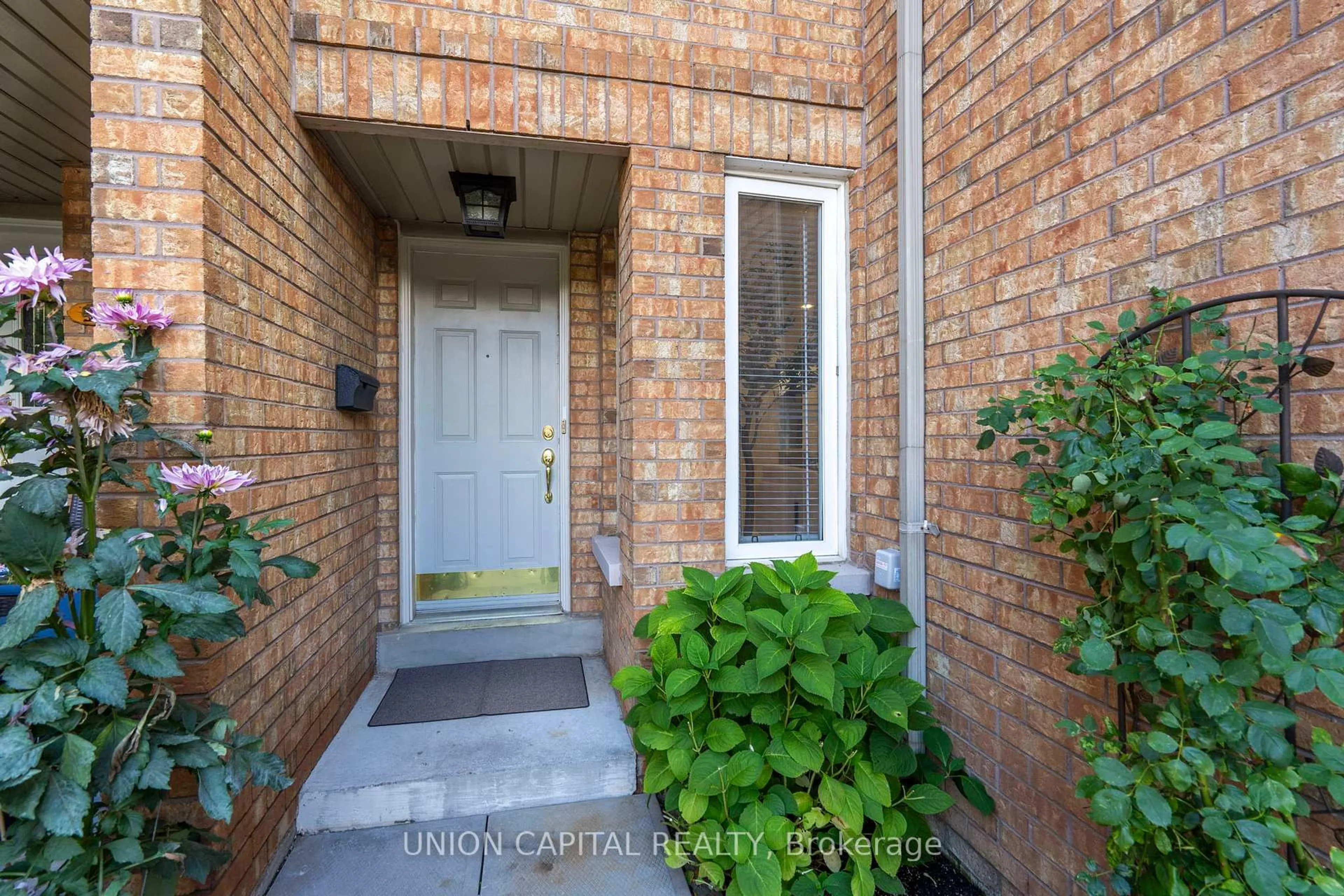 Indoor entryway for 2555 Thomas St #106, Mississauga Ontario L5M 5P6