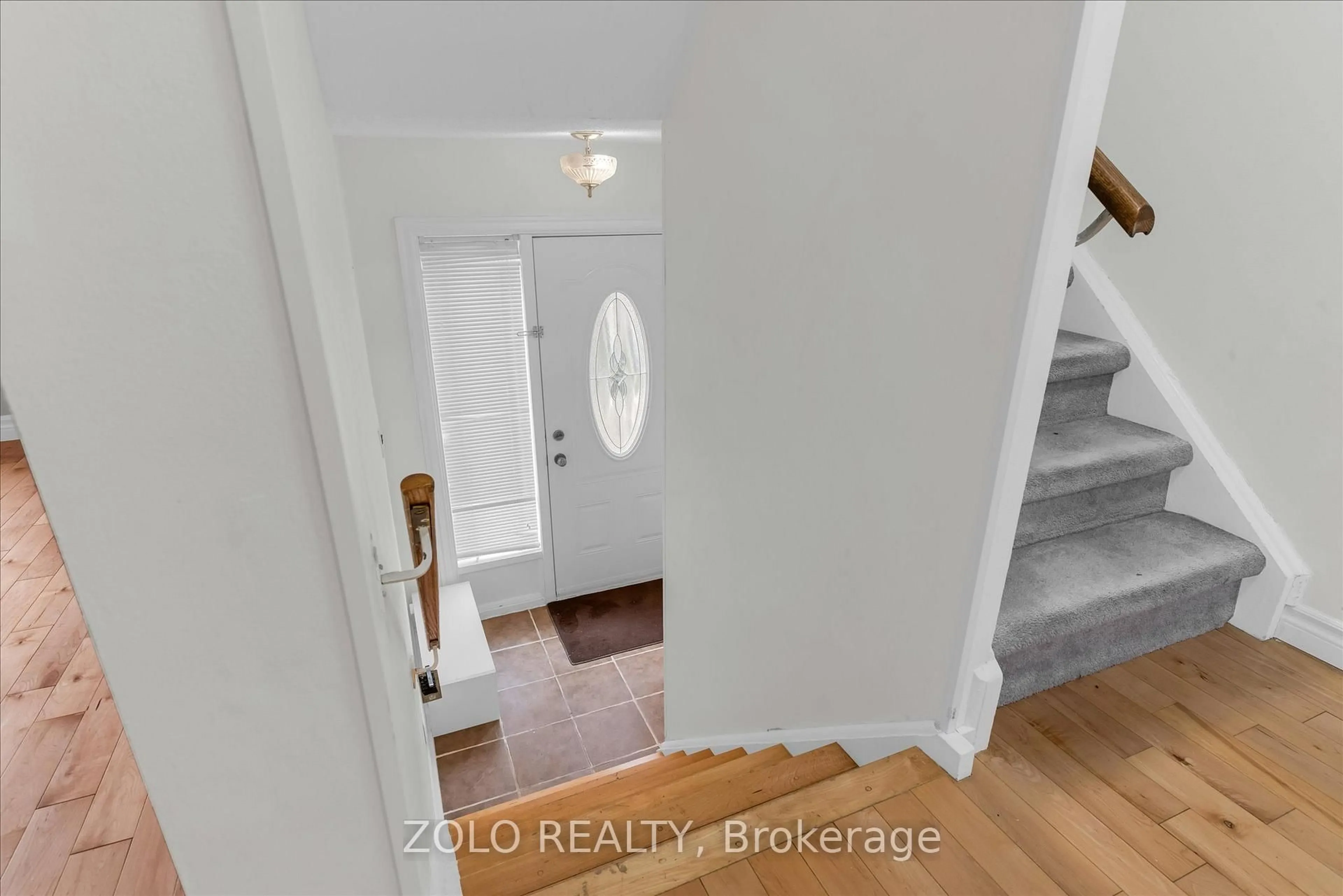 Indoor entryway for 29 Newlyn Cres, Brampton Ontario L6V 3A9
