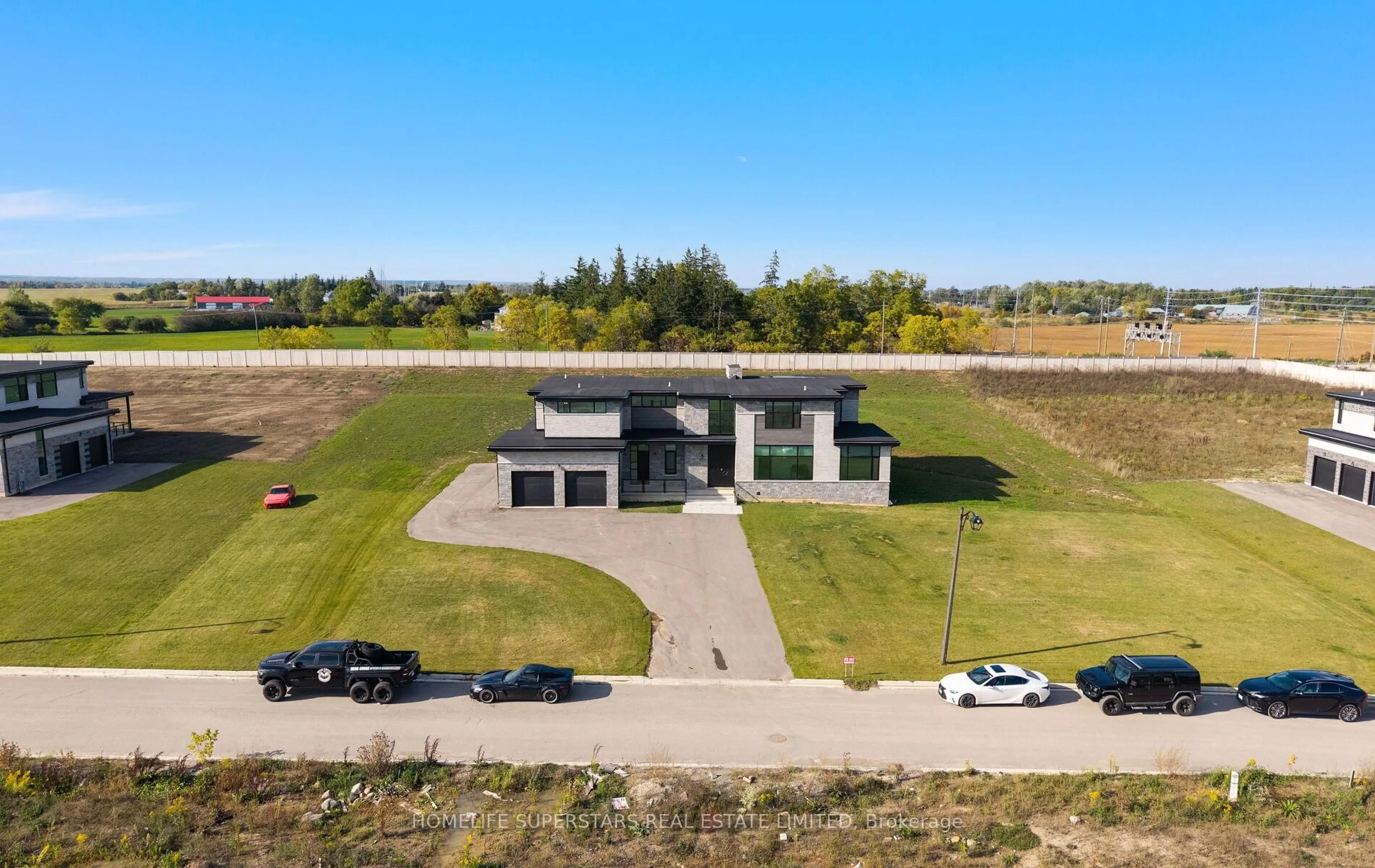 A pic from outside/outdoor area/front of a property/back of a property/a pic from drone, unknown for 32 Sugarbush Crt, Halton Hills Ontario L7G 4S7