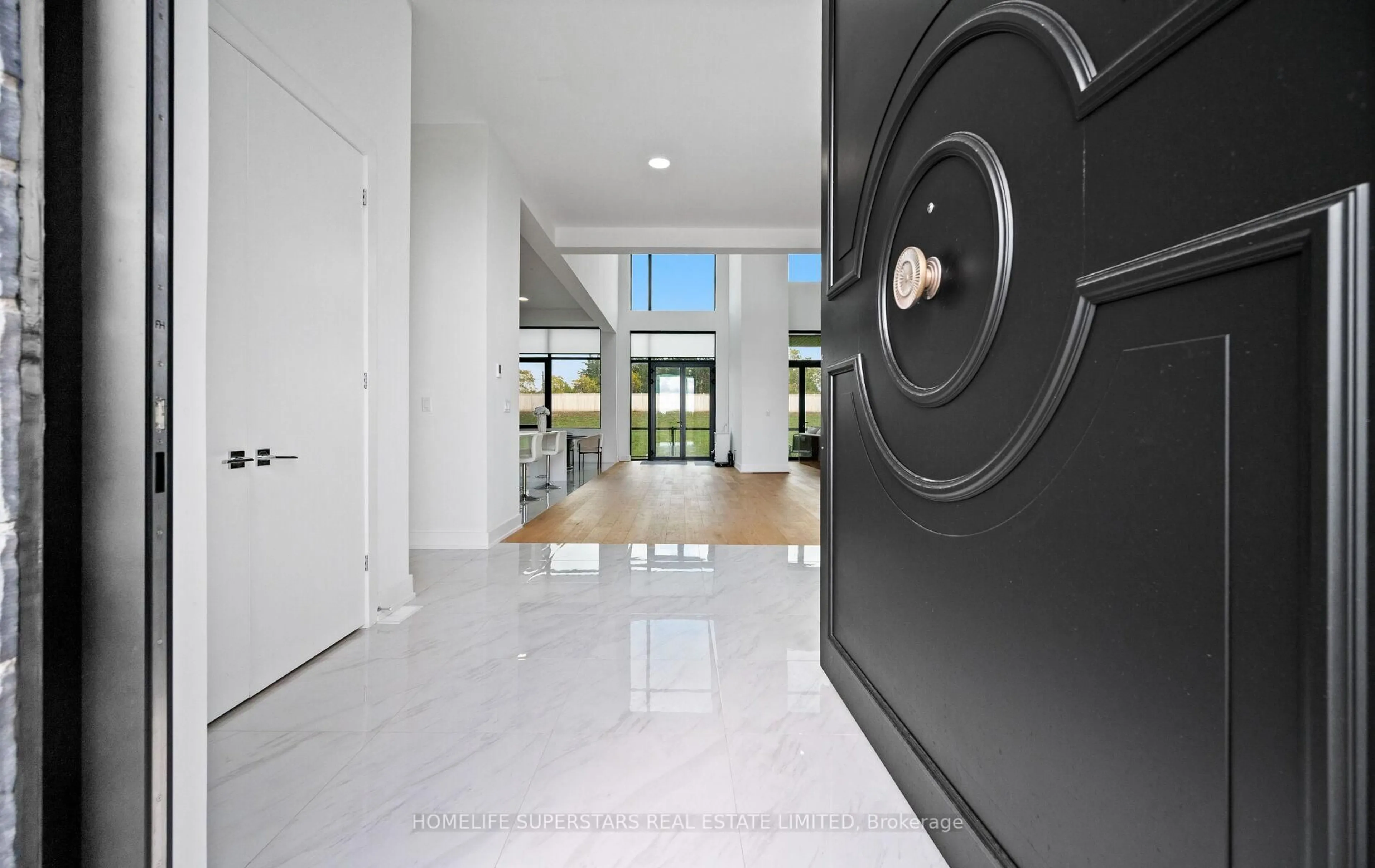 Indoor foyer for 32 Sugarbush Crt, Halton Hills Ontario L7G 4S7