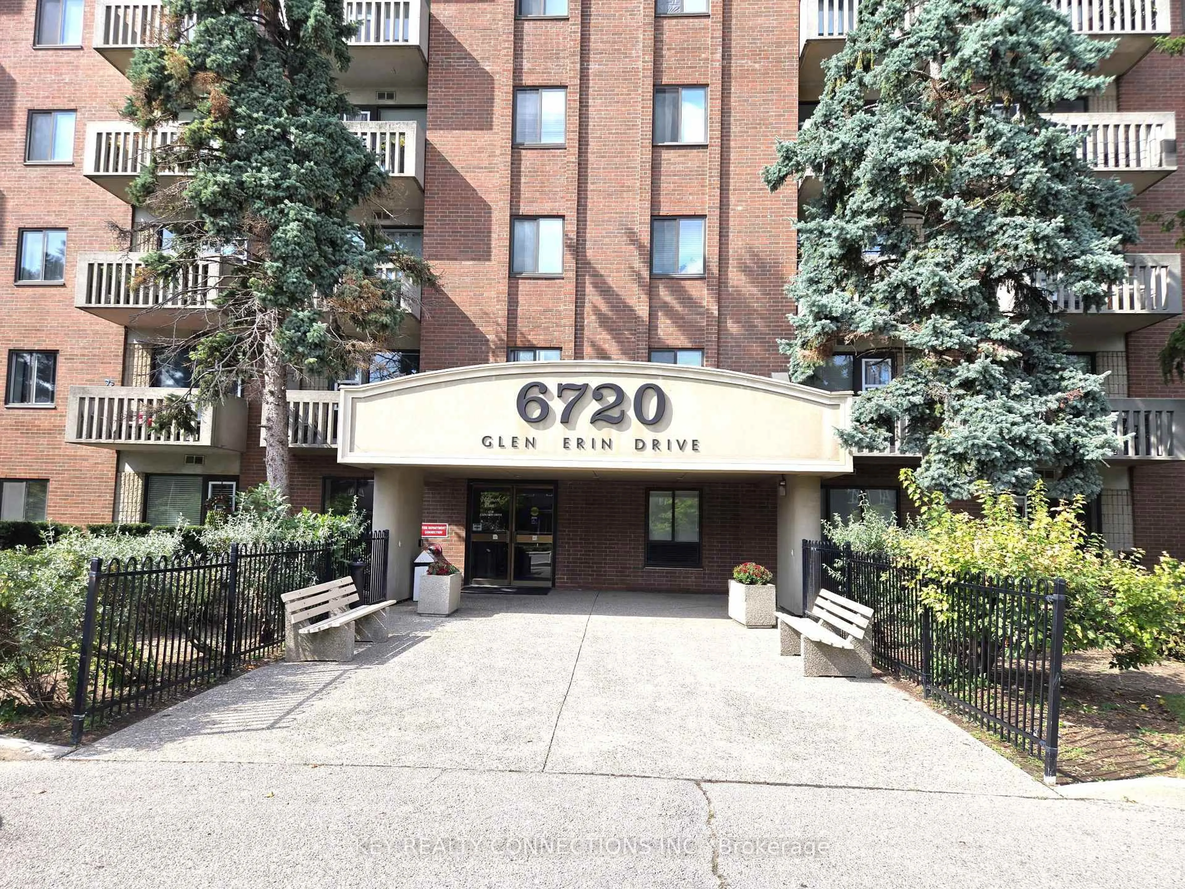 Indoor foyer for 6720 Glen Erin Dr #313, Mississauga Ontario L5N 3K8