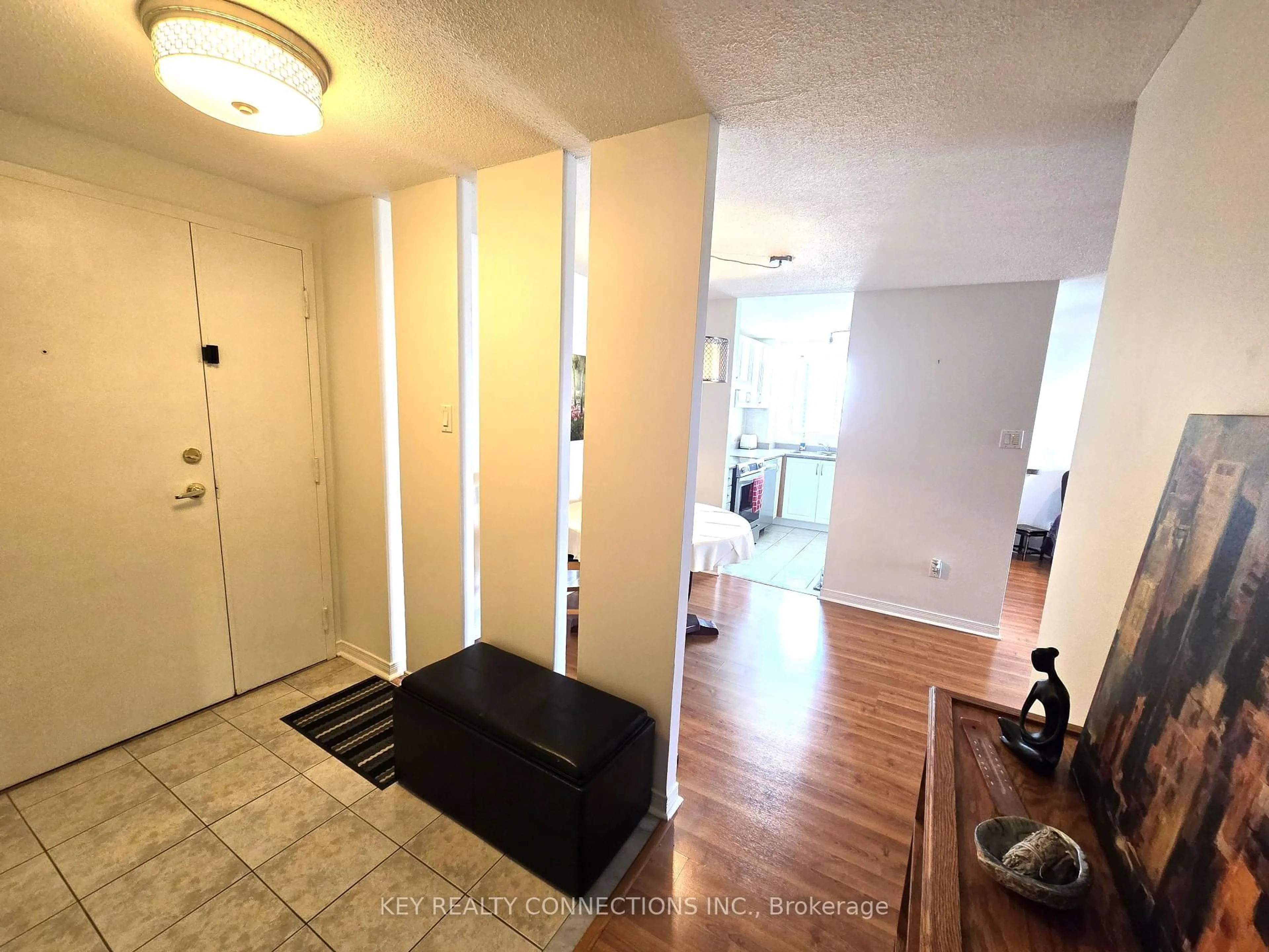 Indoor entryway for 6720 Glen Erin Dr #313, Mississauga Ontario L5N 3K8