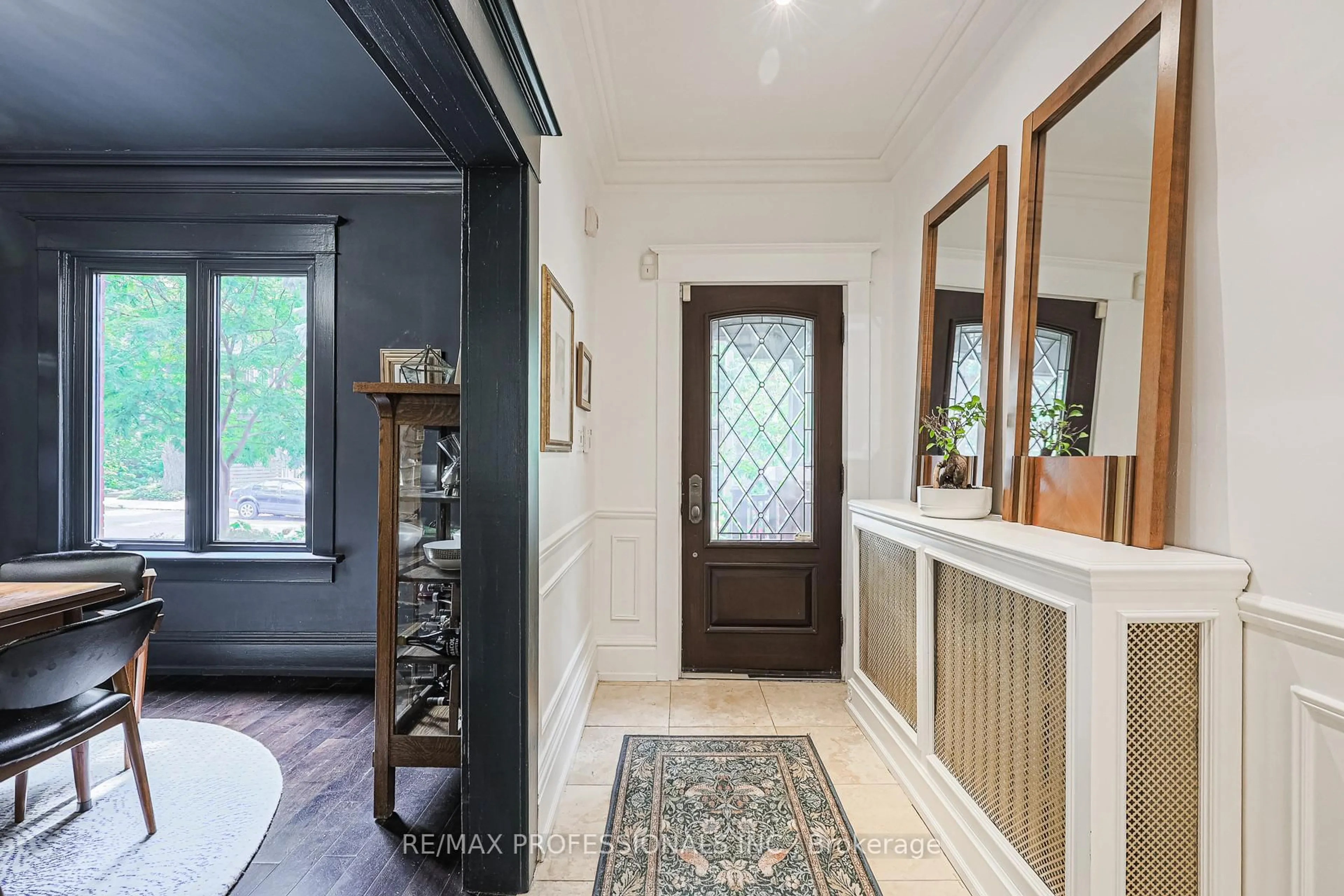 Indoor entryway for 18 Constance St, Toronto Ontario M6R 1S4