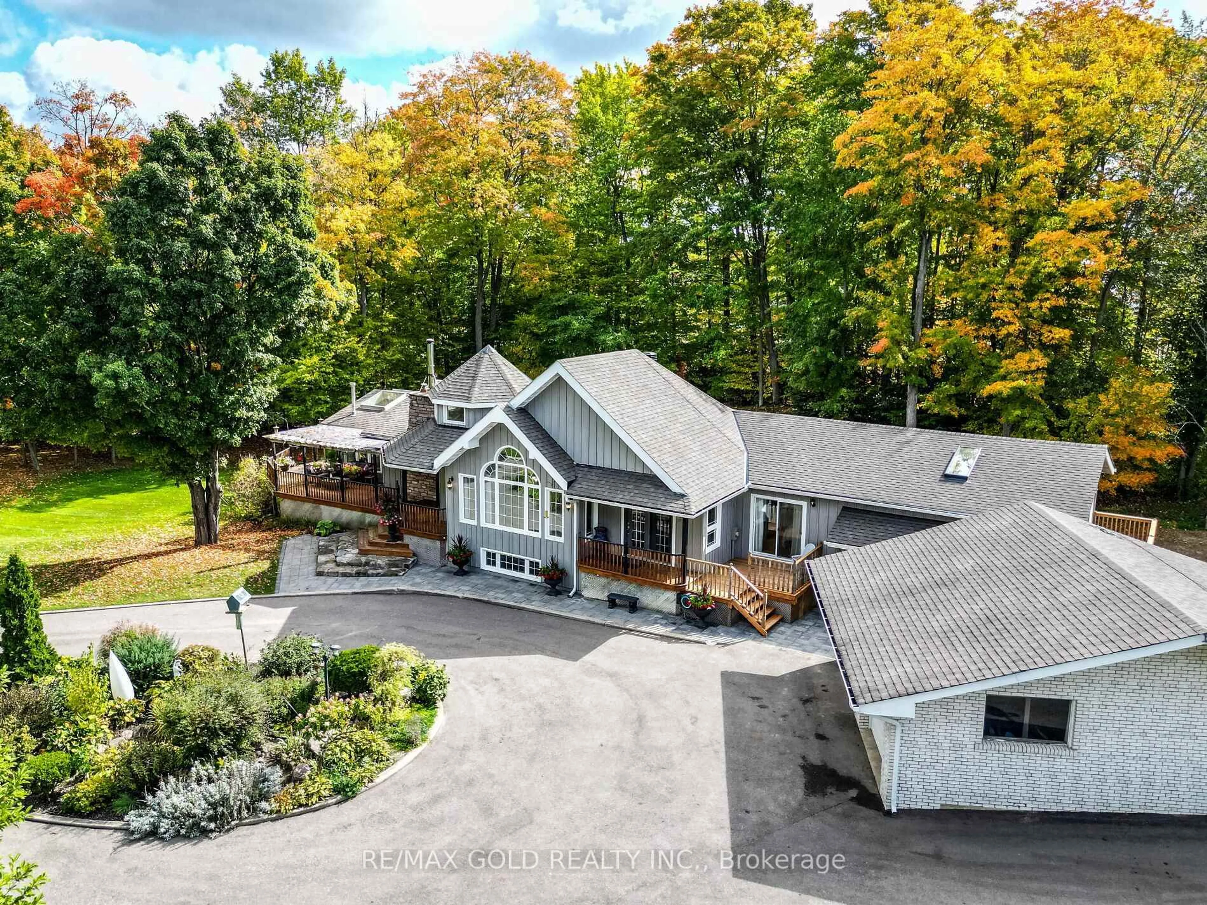 A pic from outside/outdoor area/front of a property/back of a property/a pic from drone, mountain view for 20054 Horseshoe Hill Rd, Caledon Ontario L7K 2B6