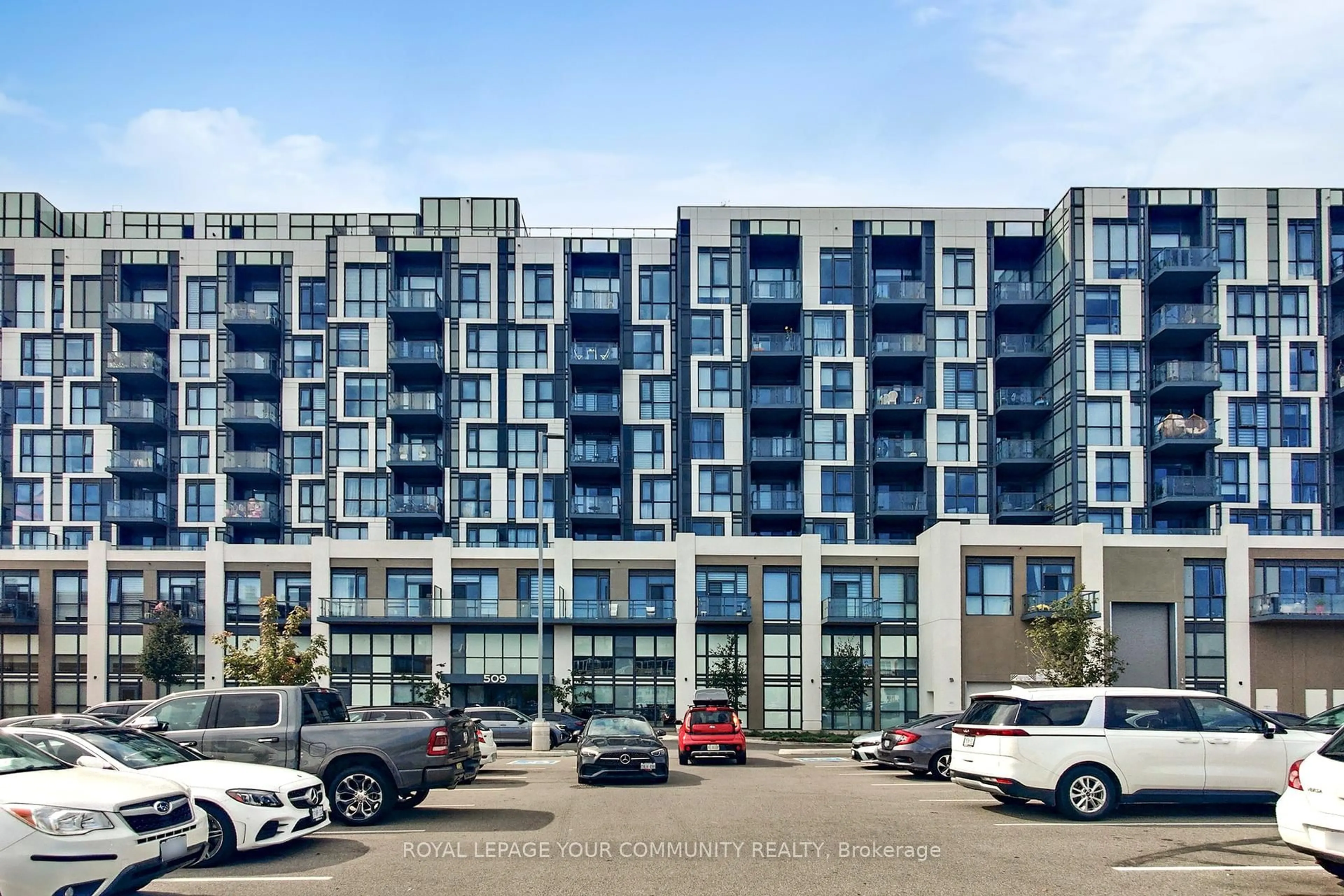 Indoor foyer for 509 Dundas St #807, Oakville Ontario L6M 4M2
