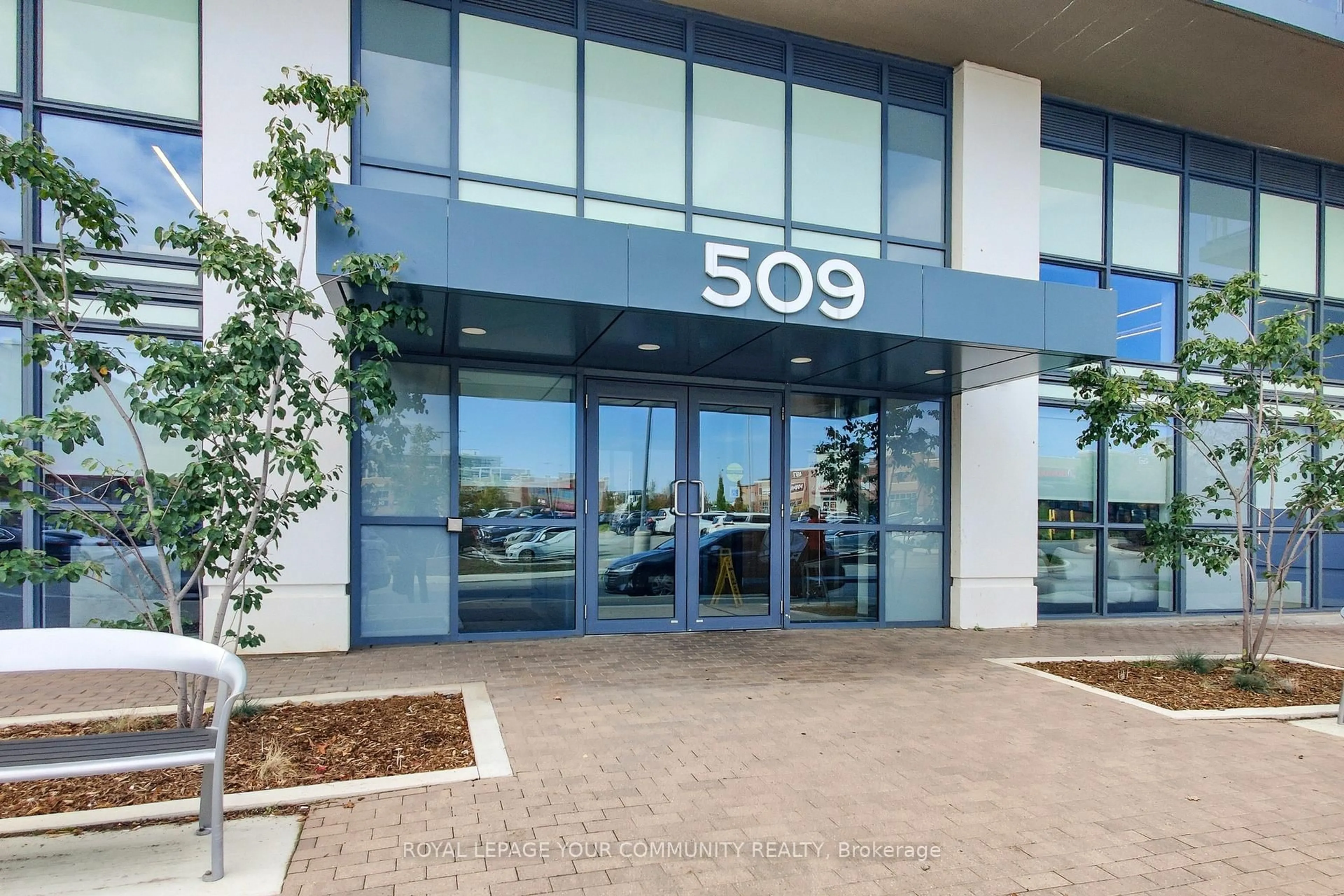 Indoor foyer for 509 Dundas St #807, Oakville Ontario L6M 4M2