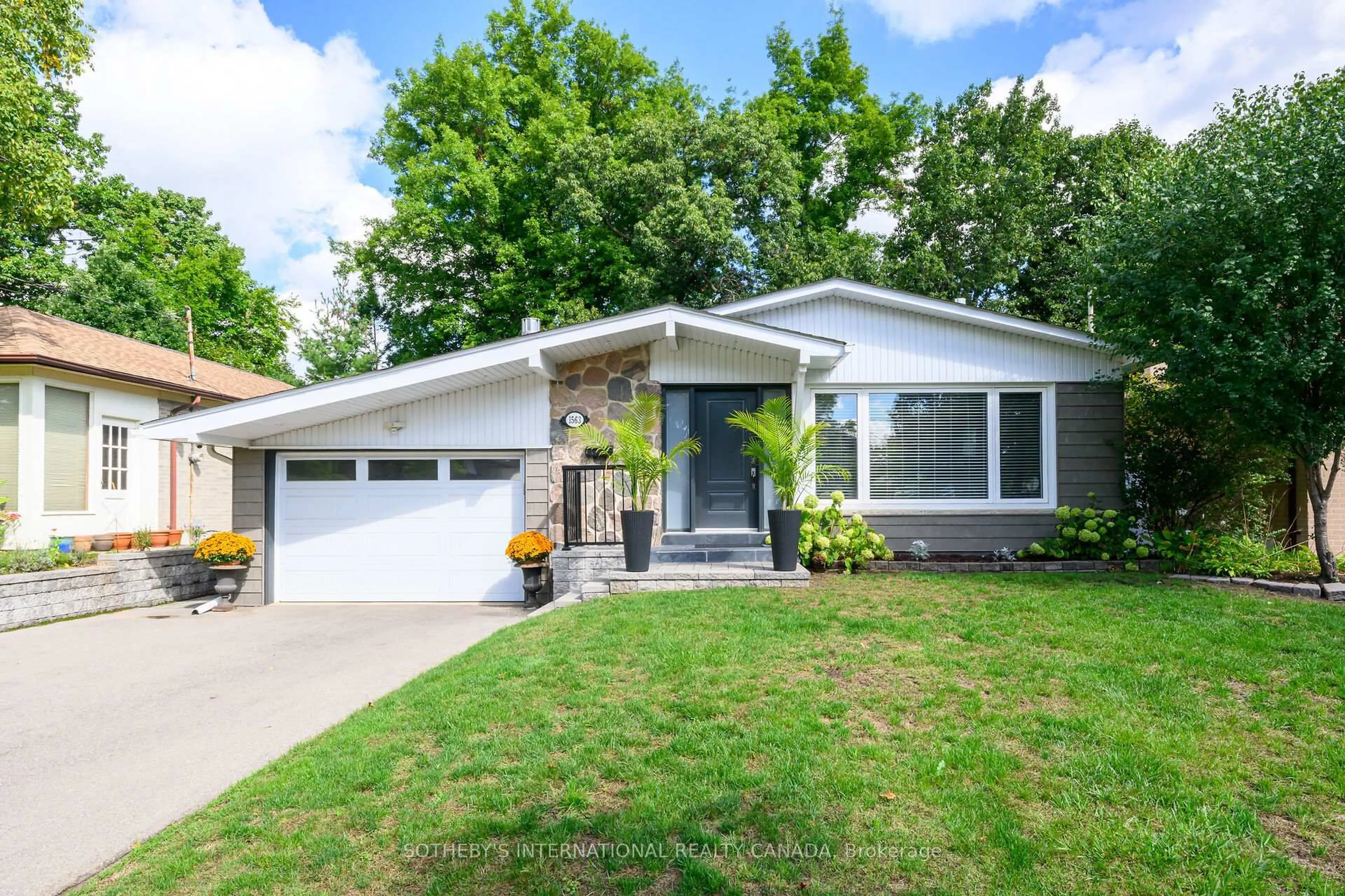 Home with vinyl exterior material, street for 1563 Robillard Rd, Mississauga Ontario L5J 3K3