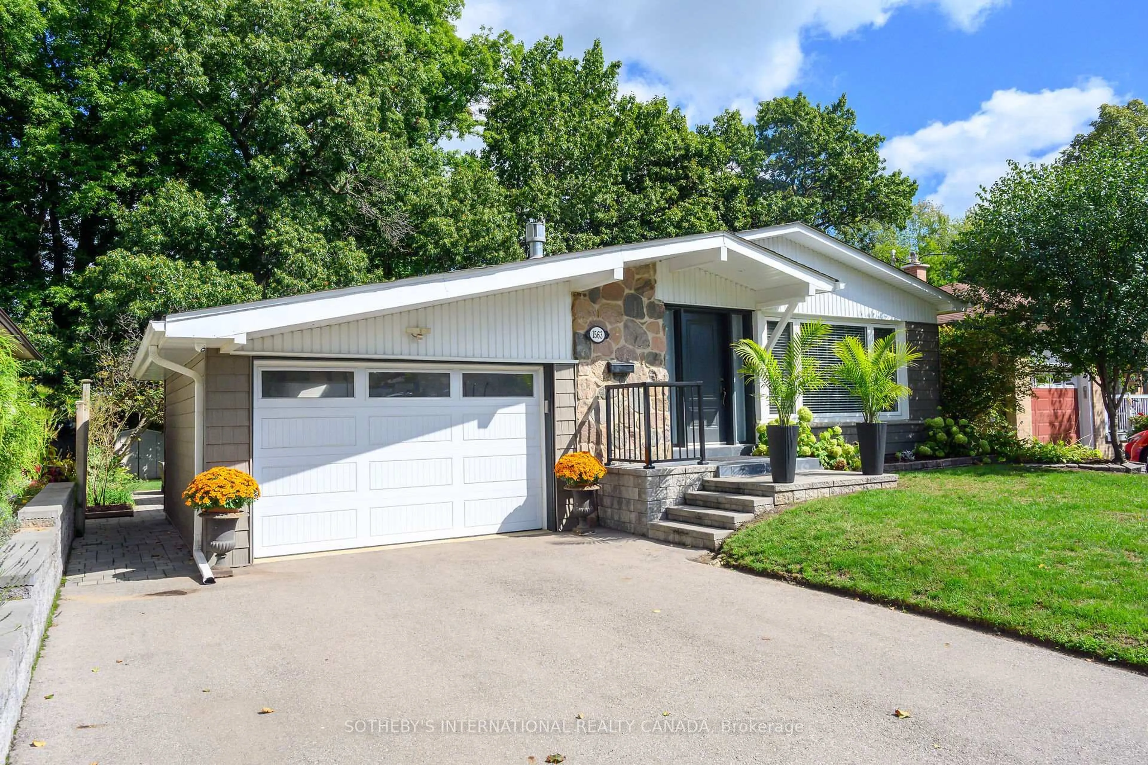 Home with vinyl exterior material, street for 1563 Robillard Rd, Mississauga Ontario L5J 3K3