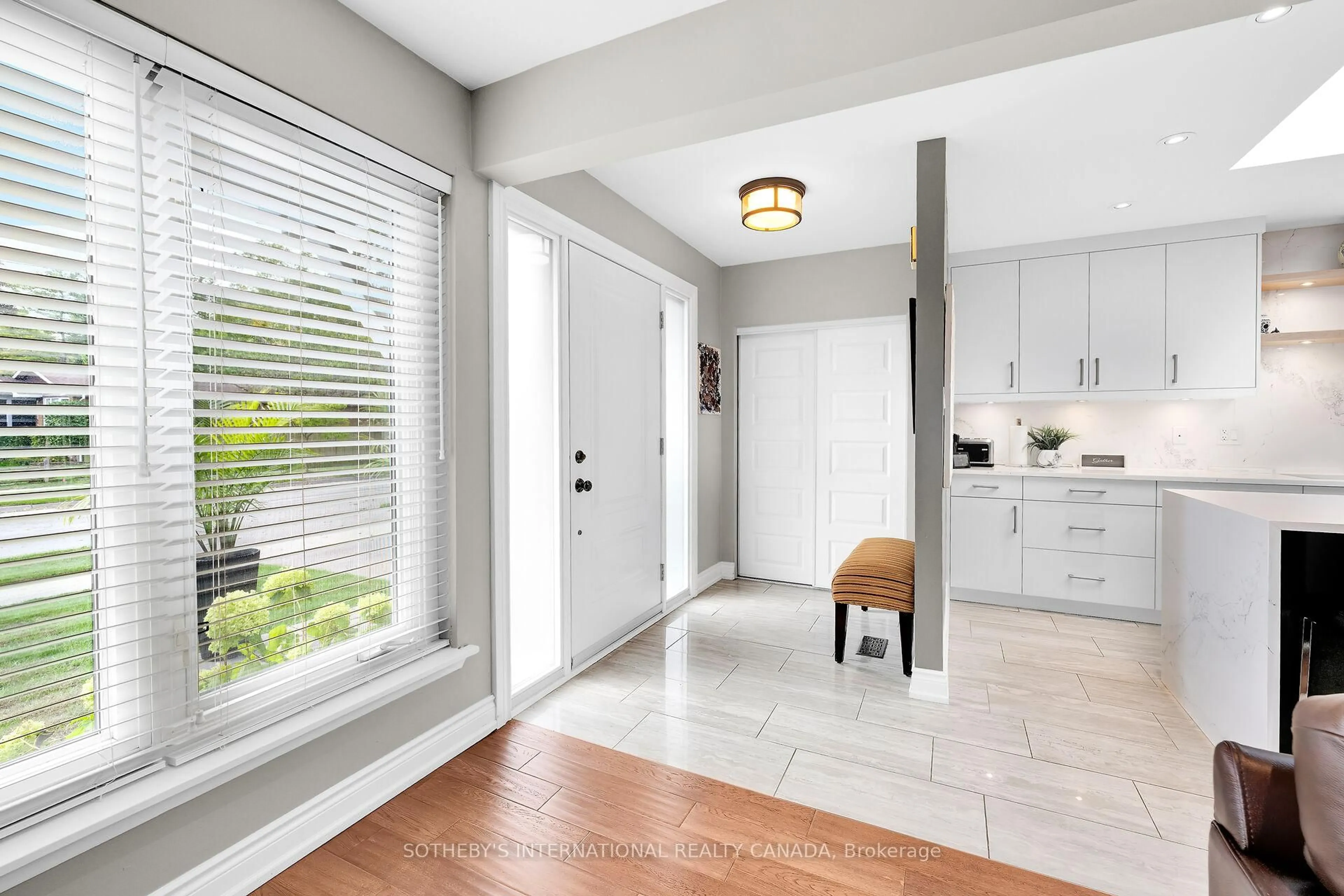 Indoor entryway for 1563 Robillard Rd, Mississauga Ontario L5J 3K3