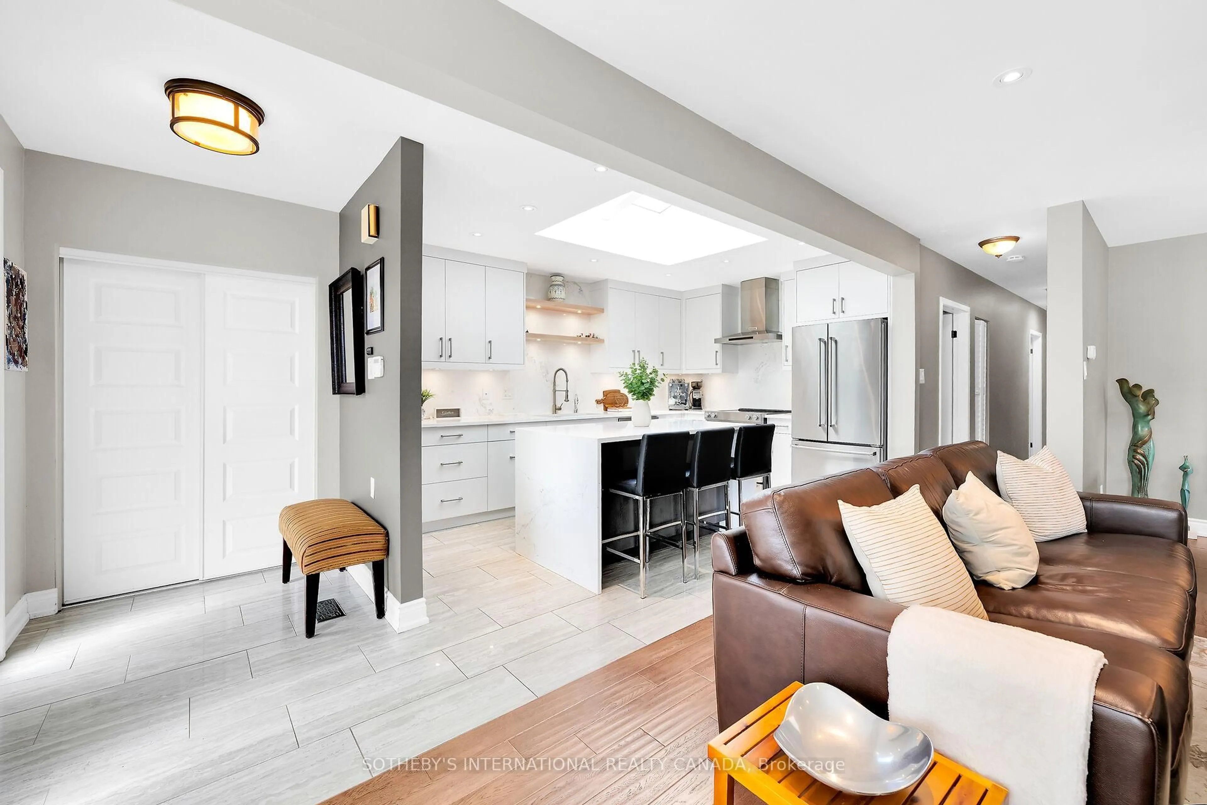Open concept kitchen, ceramic/tile floor for 1563 Robillard Rd, Mississauga Ontario L5J 3K3