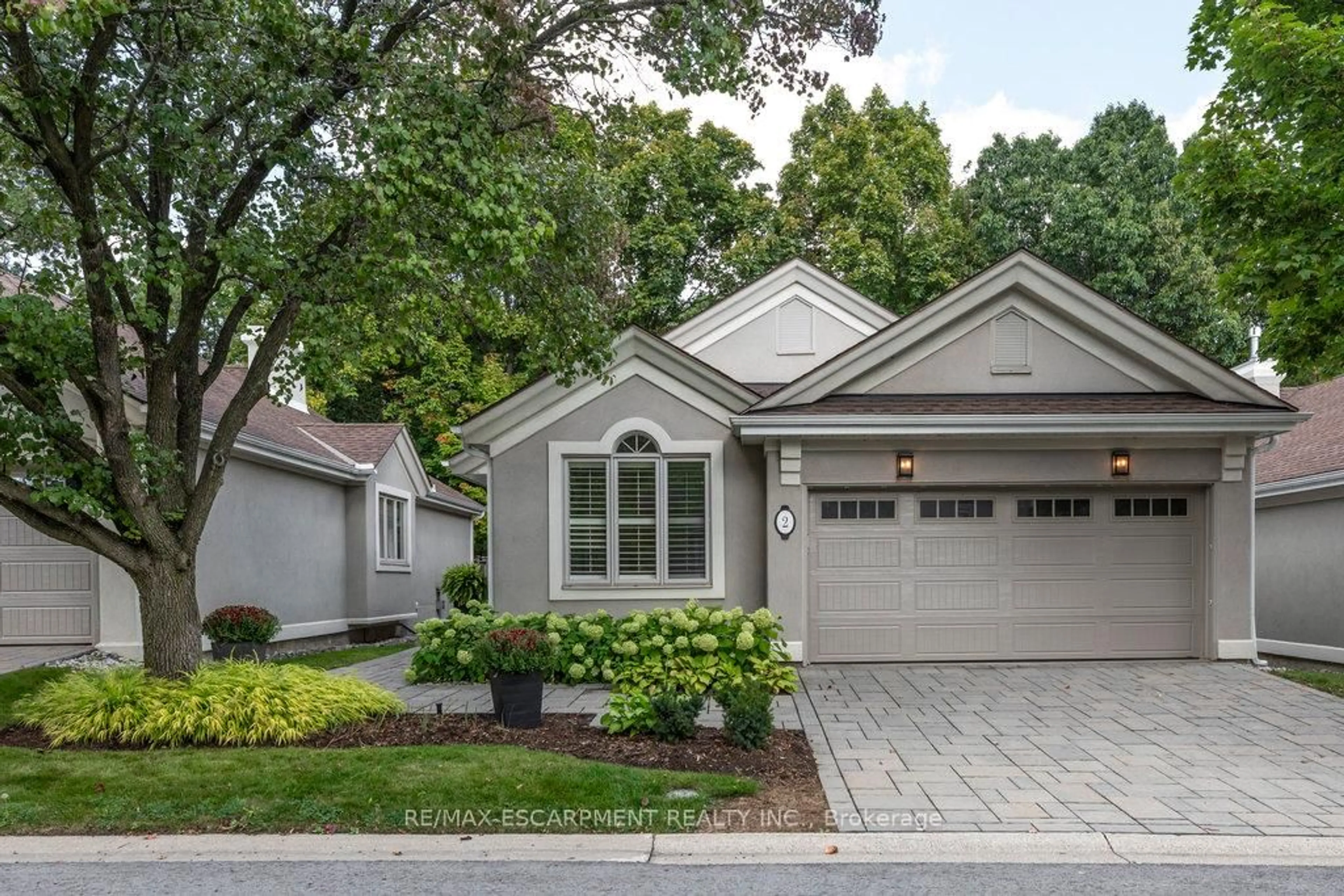 Home with brick exterior material, street for 1095 Skyview Dr #2, Burlington Ontario L7P 4W7