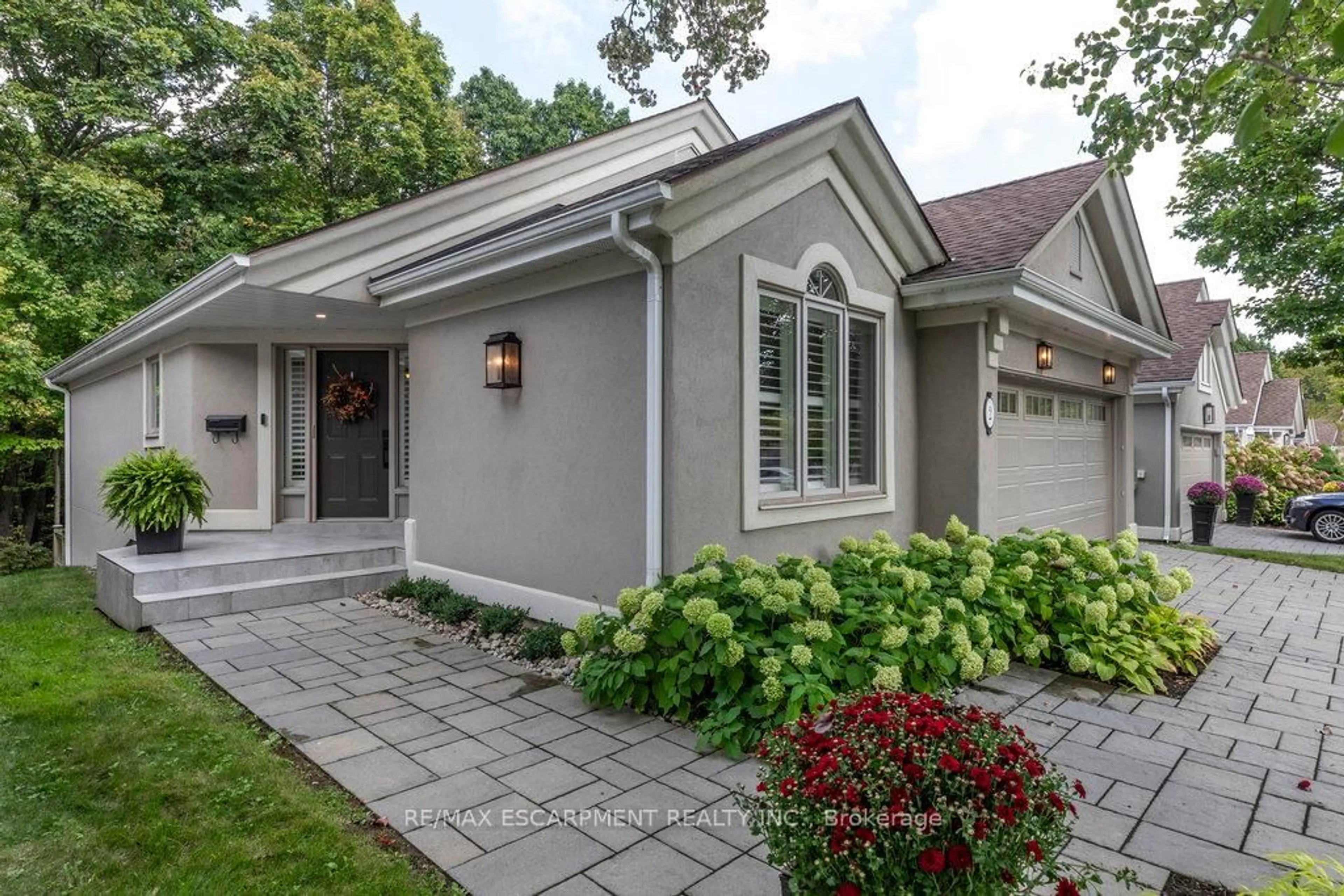 Home with brick exterior material, street for 1095 Skyview Dr #2, Burlington Ontario L7P 4W7
