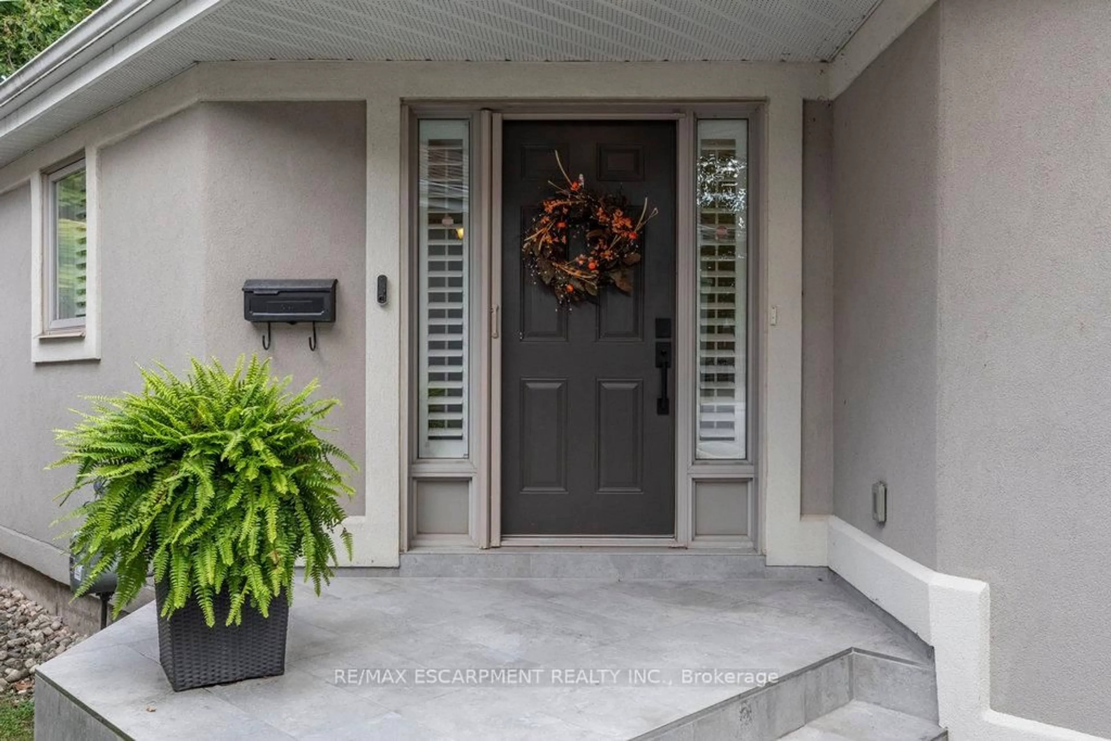 Indoor entryway for 1095 Skyview Dr #2, Burlington Ontario L7P 4W7