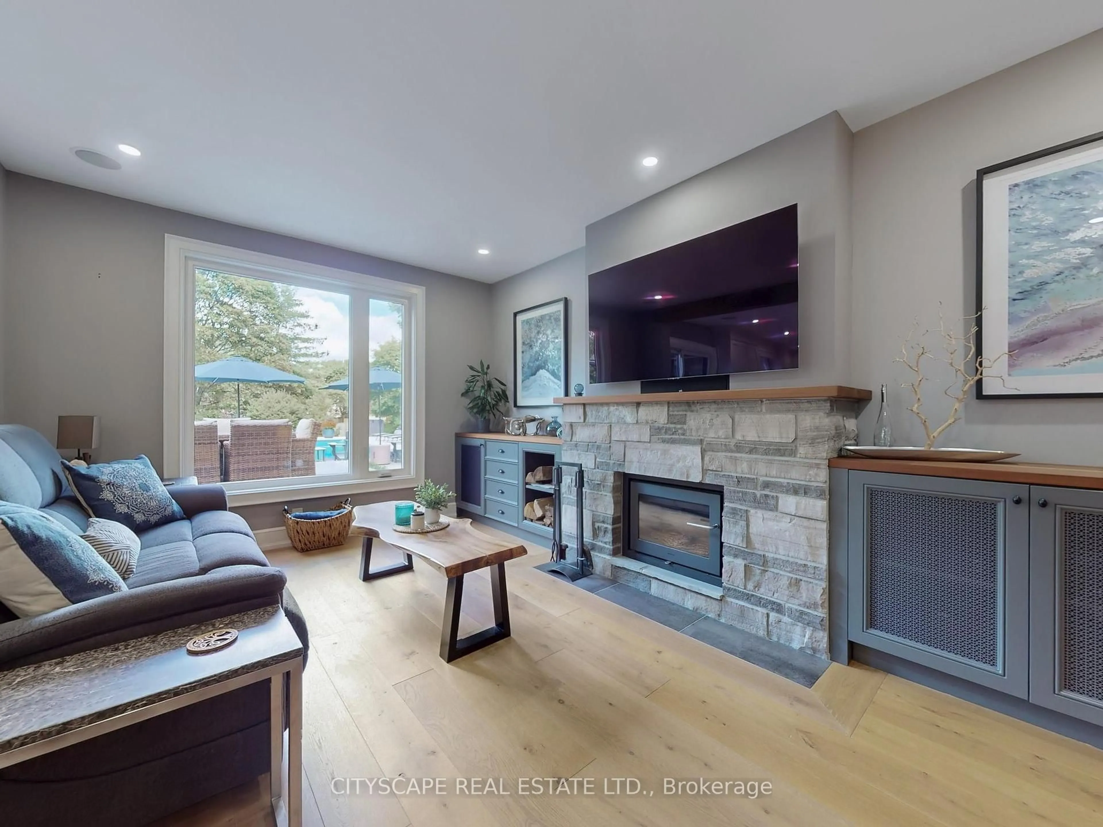 Living room with furniture, unknown for 2585 Kenna Crt, Mississauga Ontario L5K 2K4