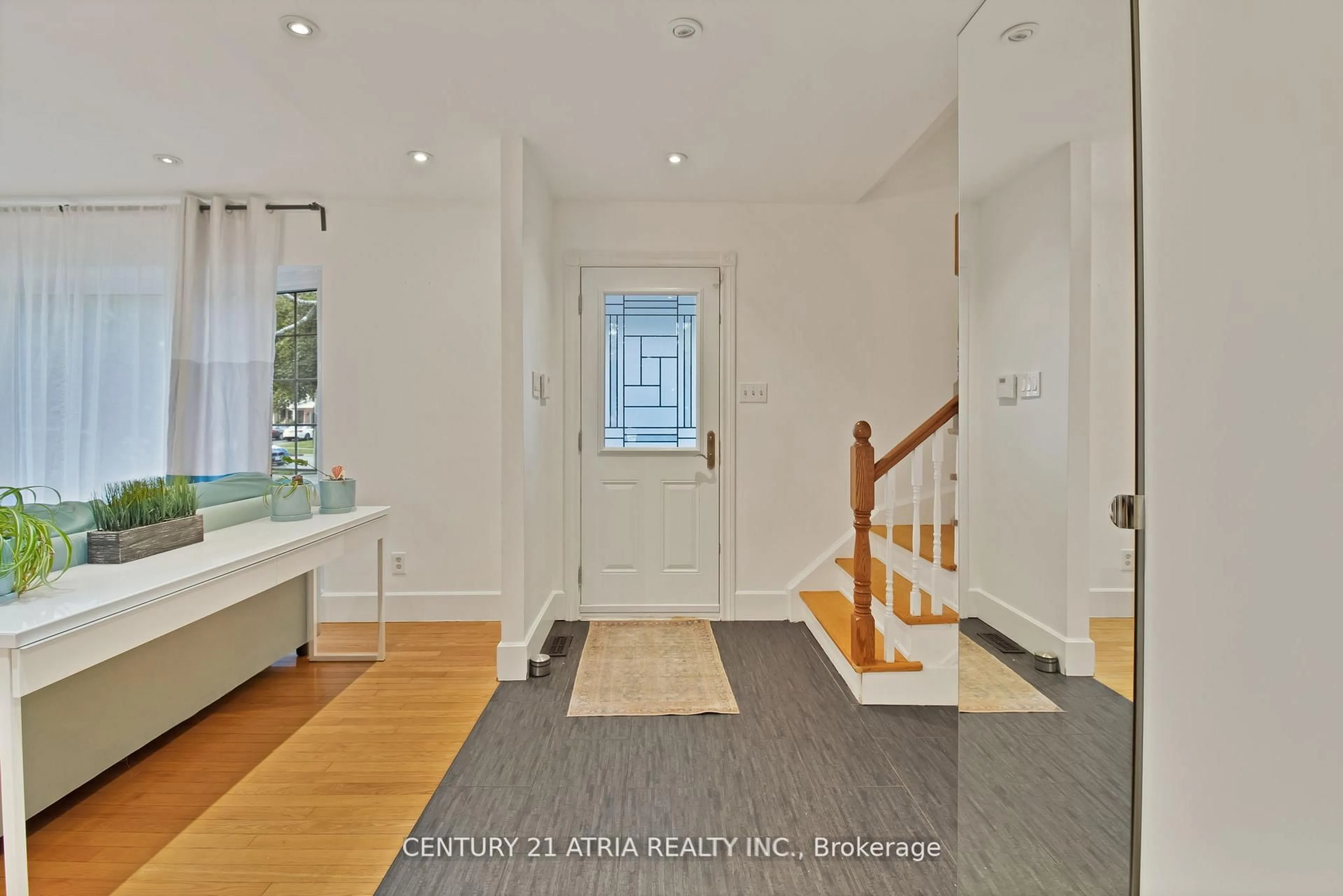Indoor entryway for 3222 Hornbeam Cres, Mississauga Ontario L5L 1B4